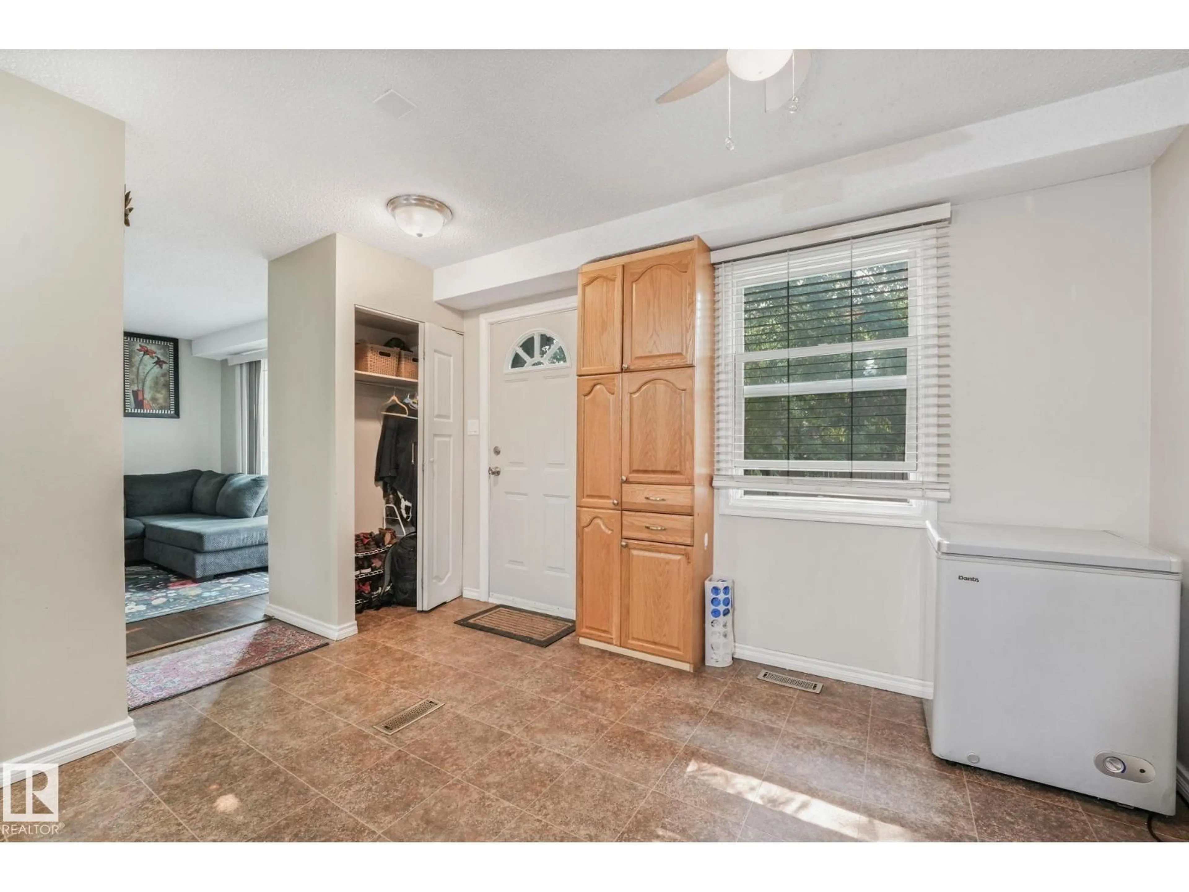 Indoor entryway for 203B HOMESTEAD CR, Edmonton Alberta T5A2Y2