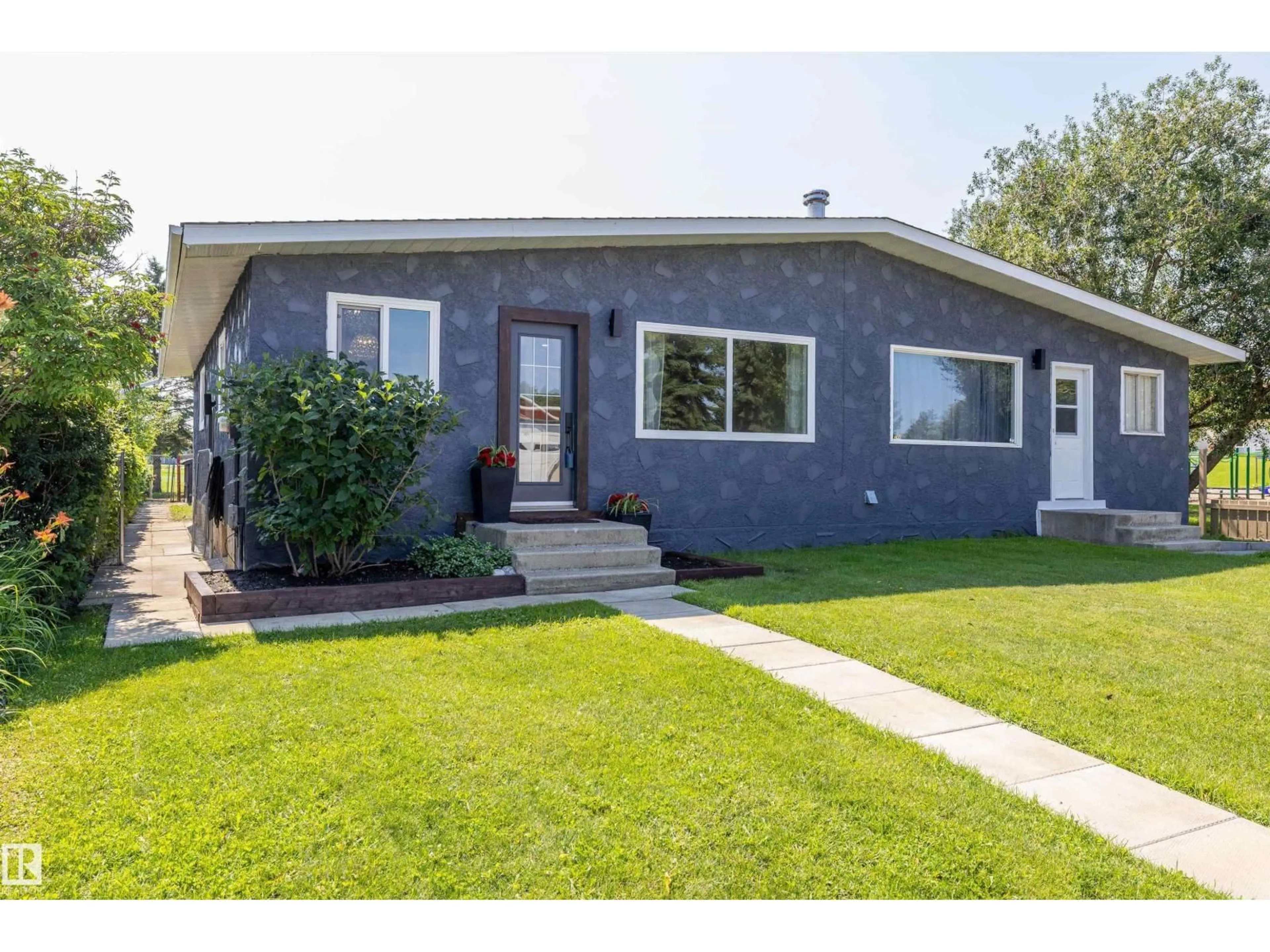 Home with vinyl exterior material, street for 4204 42 AV, Stony Plain Alberta T7Z1J8