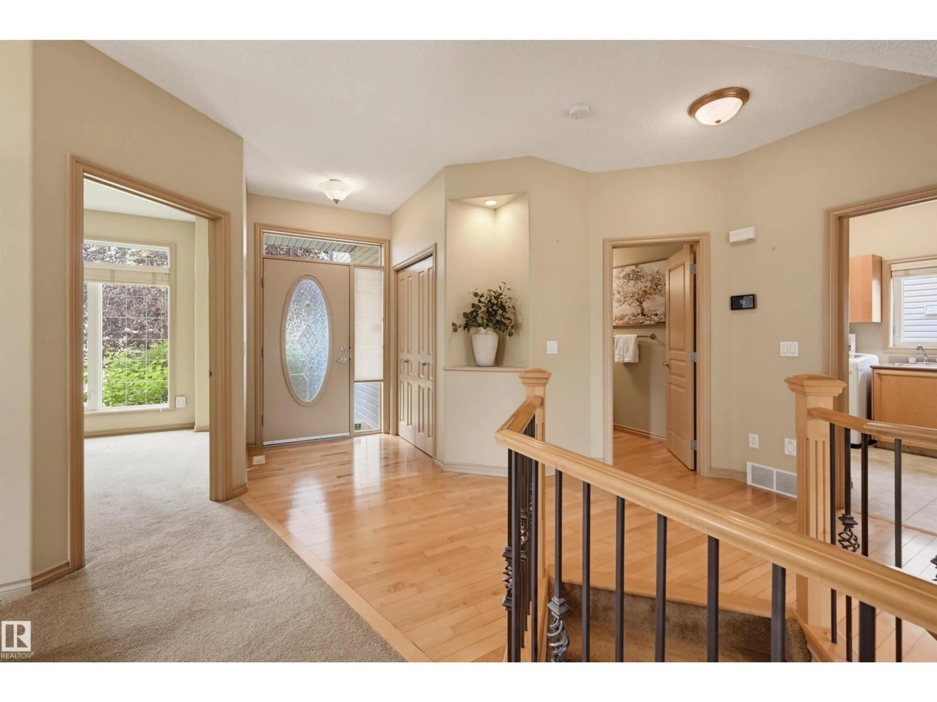 Indoor entryway for 708 HALIBURTON CR, Edmonton Alberta T6R2X5