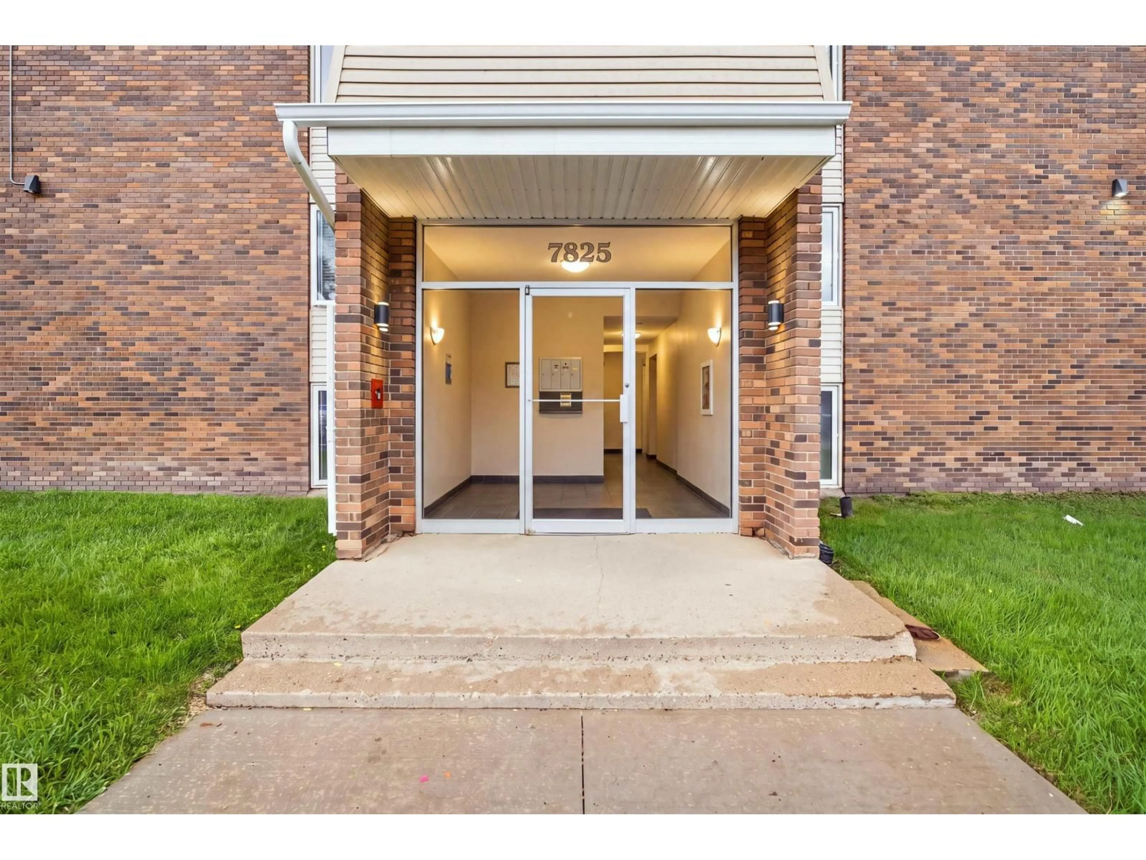 Indoor foyer for 7825 159 STREET, Edmonton Alberta T5R2E1
