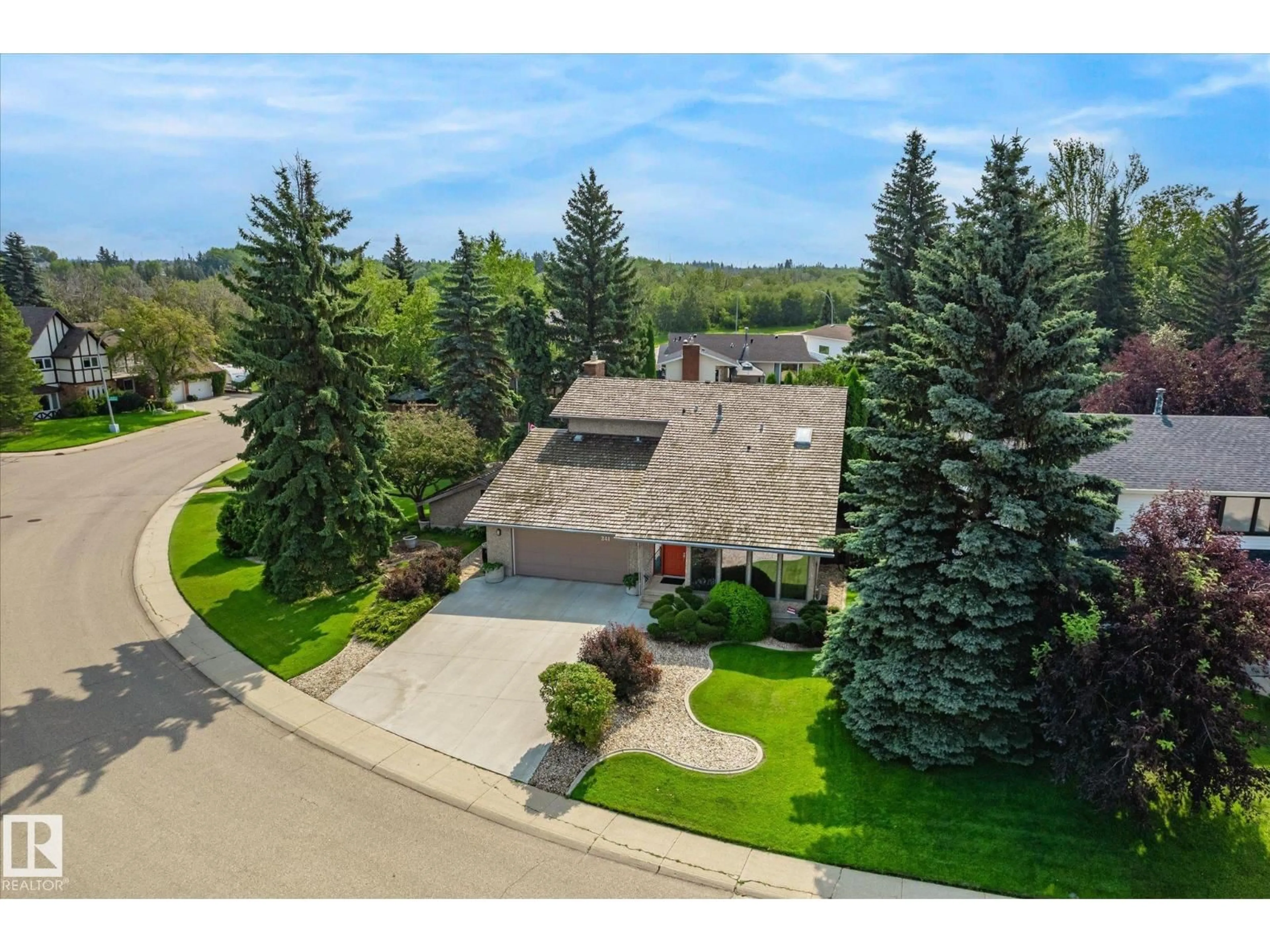 A pic from outside/outdoor area/front of a property/back of a property/a pic from drone, street for 241 GREENOCH CR, Edmonton Alberta T6L1W6