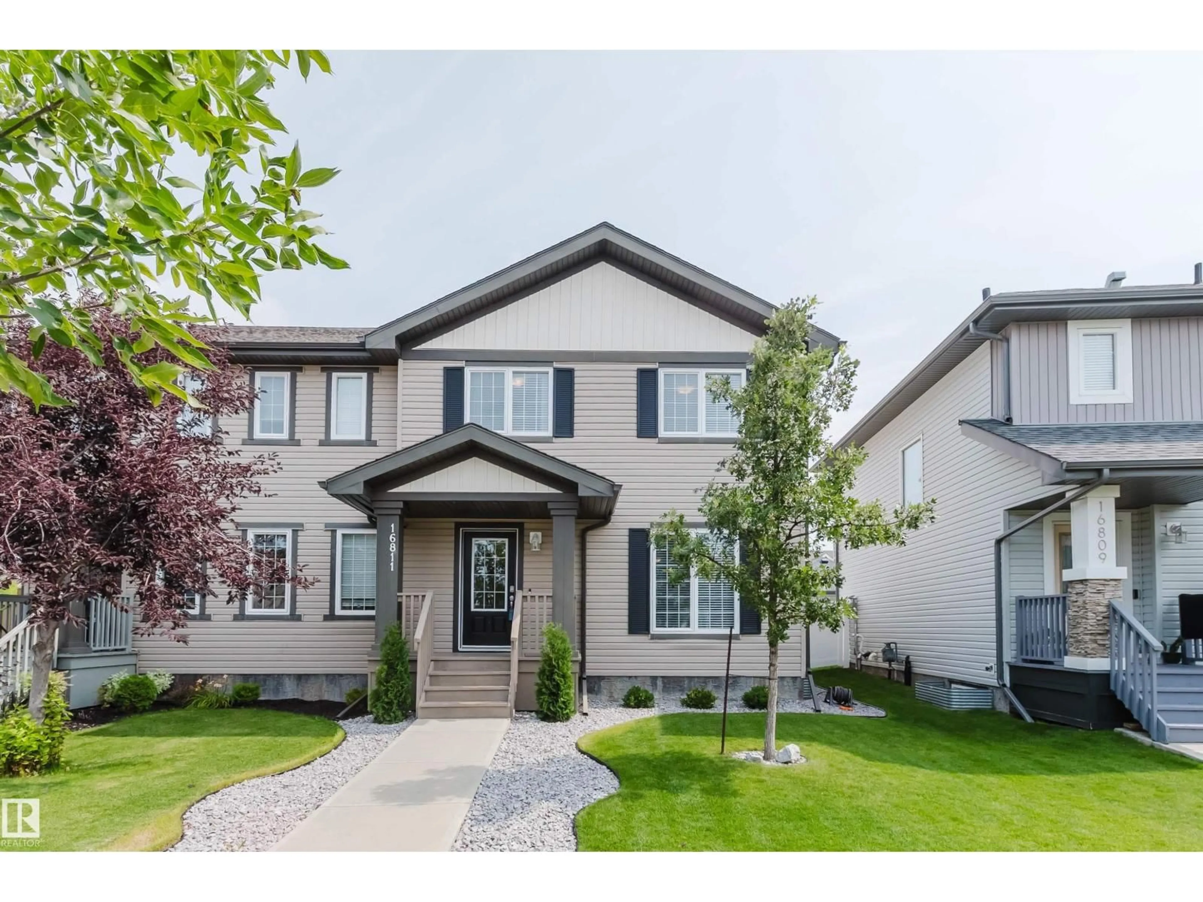Home with vinyl exterior material, street for 16811 40 ST, Edmonton Alberta T5Y0Y2