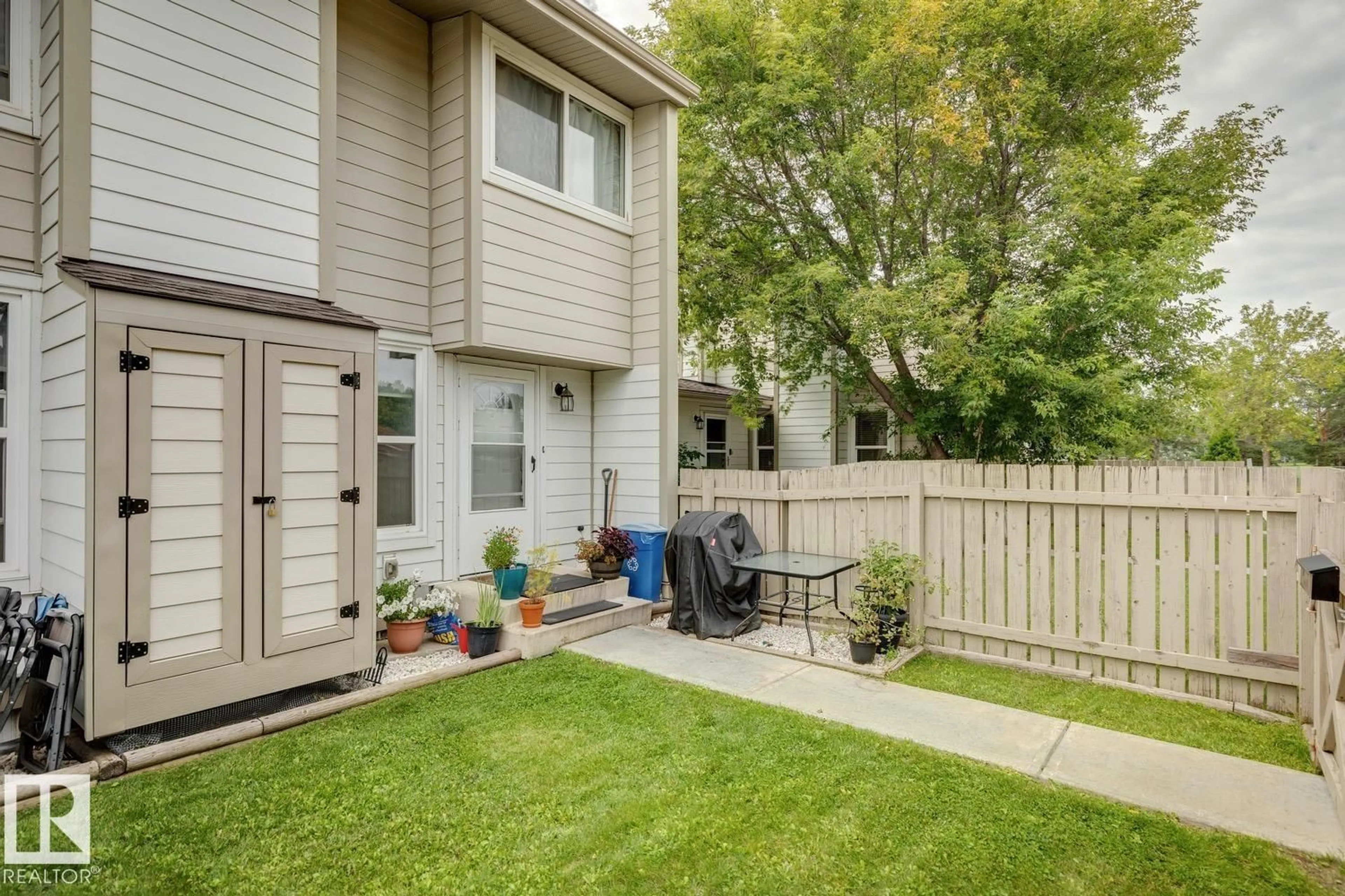 Patio, street for 1194 KNOTTWOOD RD, Edmonton Alberta T6K2J8