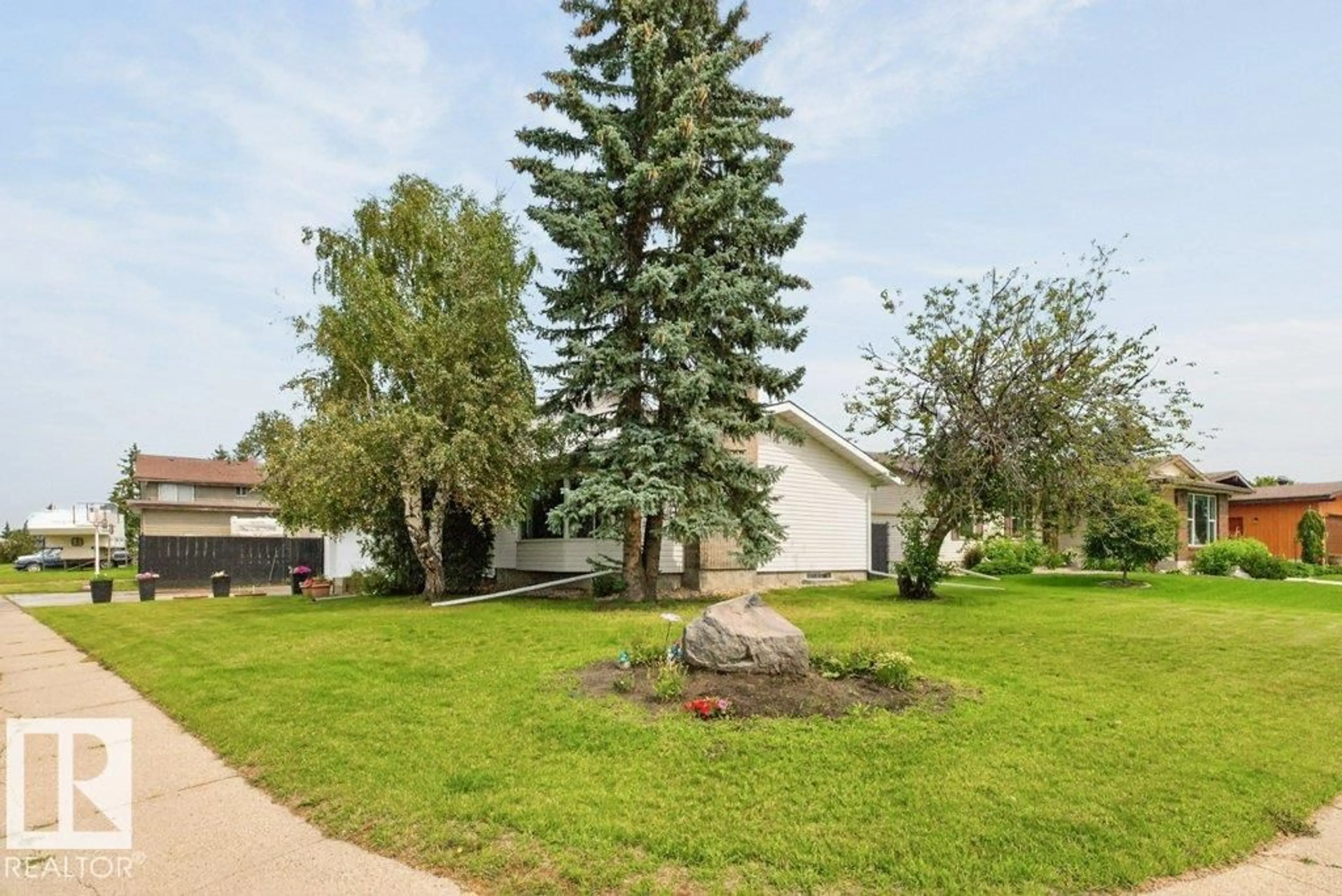 A pic from outside/outdoor area/front of a property/back of a property/a pic from drone, street for NW - 3205 104A ST, Edmonton Alberta T6J4H7