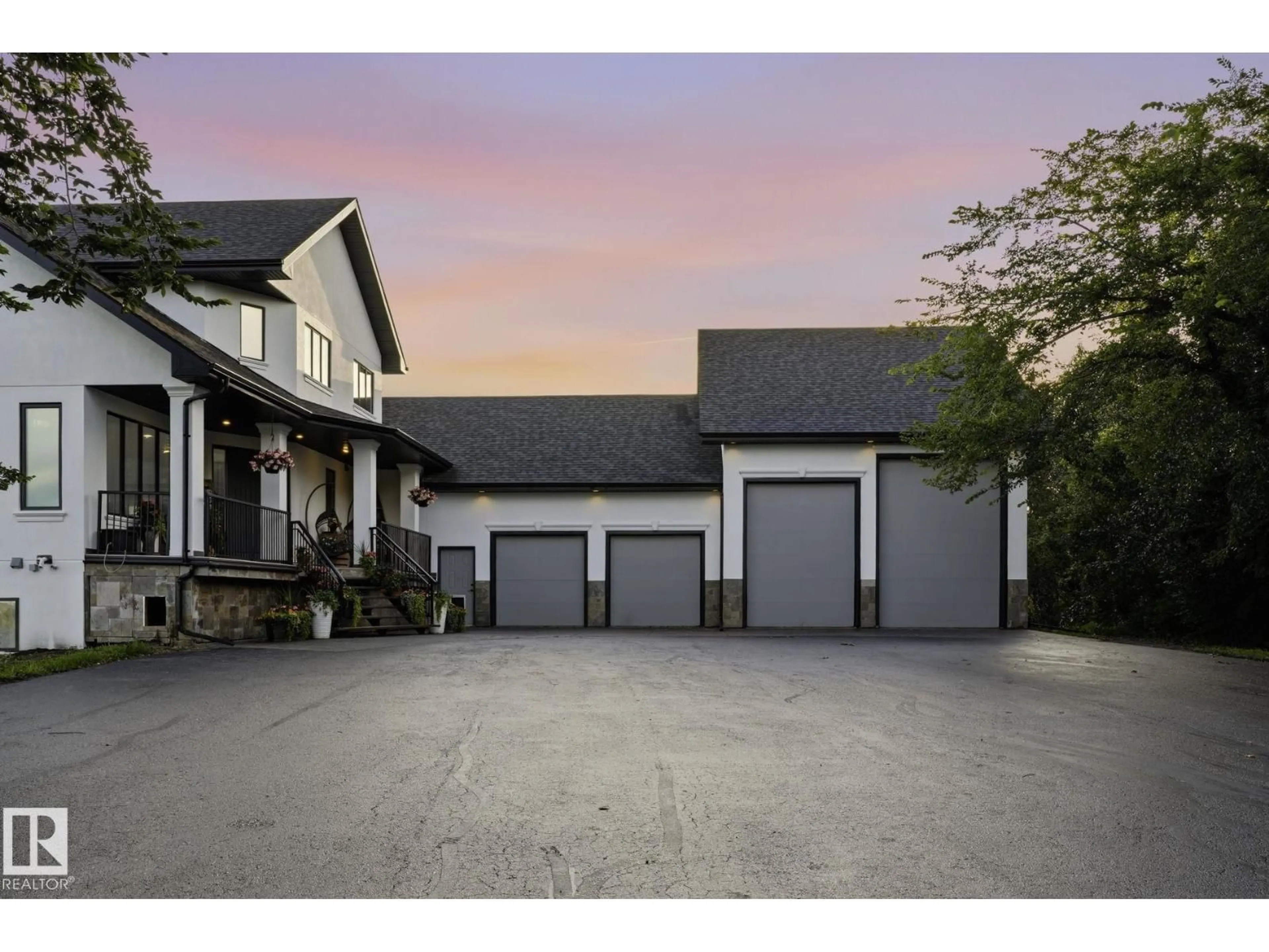 Indoor garage for 27117 TWP RD 534, Rural Parkland County Alberta T7X3M6
