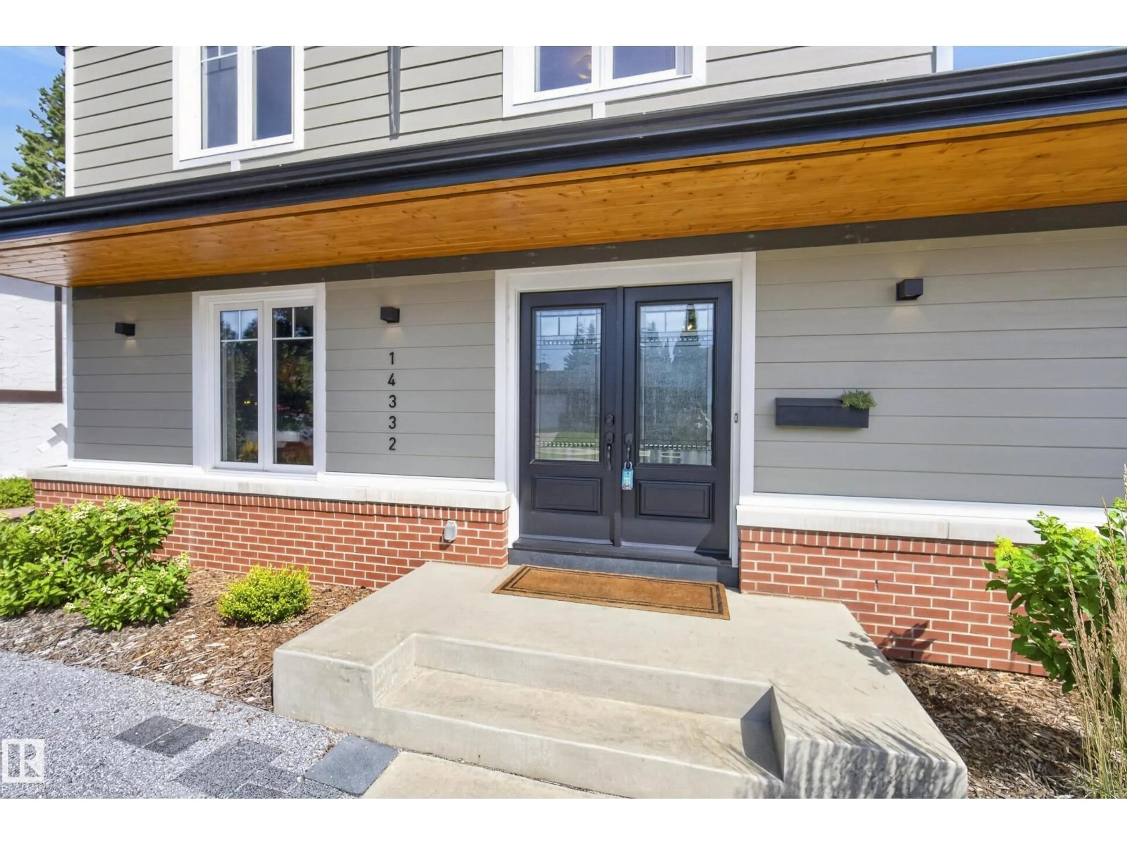 Indoor entryway for 14332 51 AV, Edmonton Alberta T6H0N1