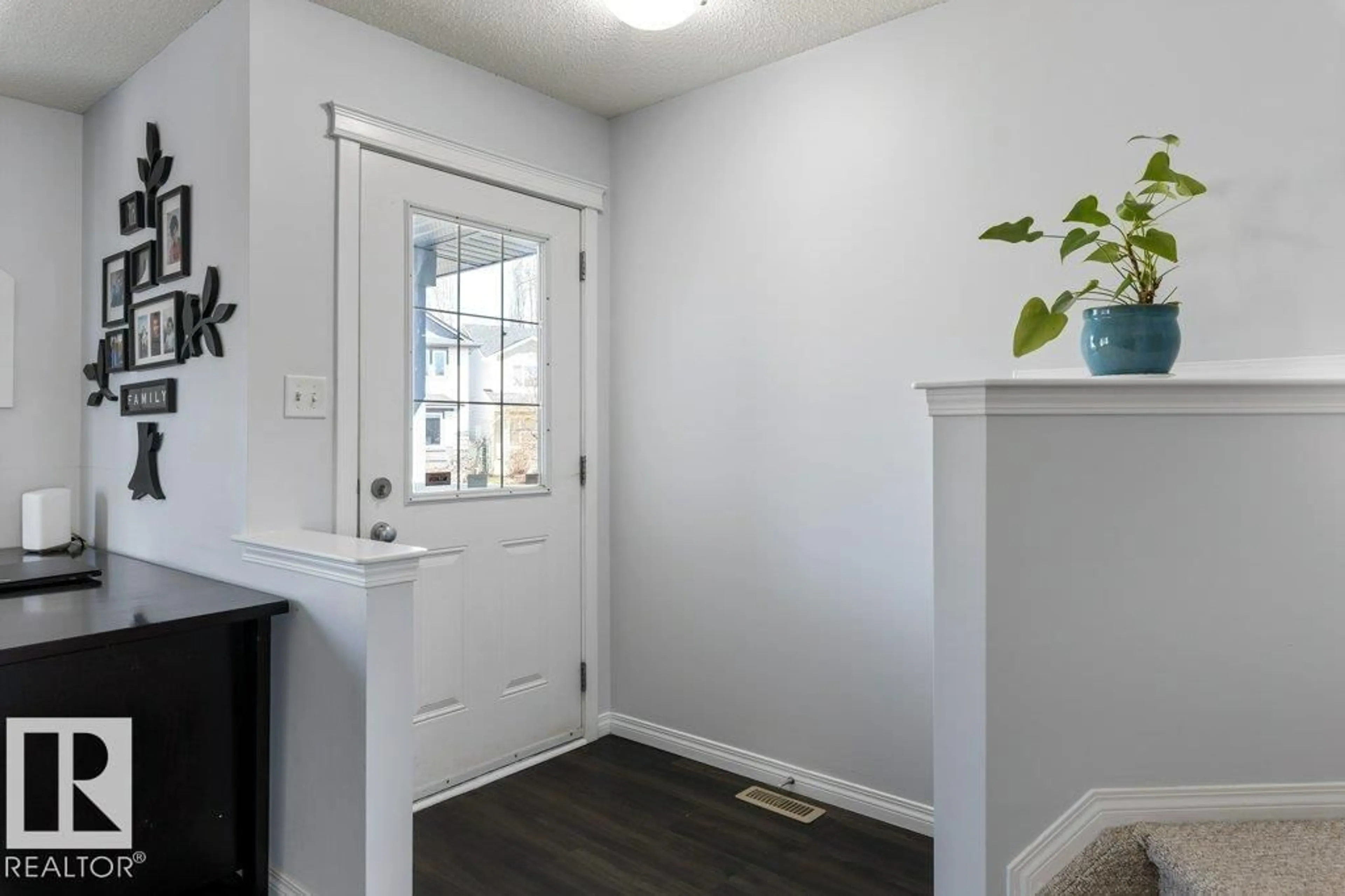 Indoor entryway for 21247 91 AV, Edmonton Alberta T5T0W4