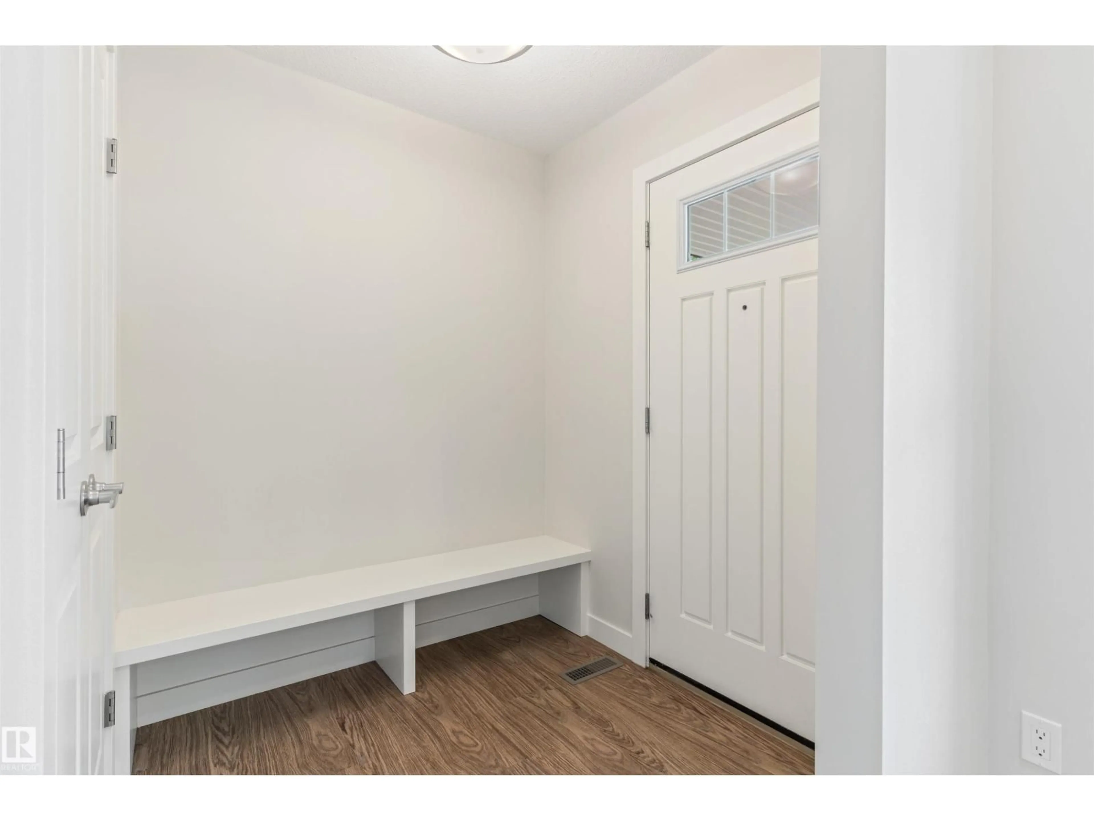 Indoor entryway for 9215 150 ST, Edmonton Alberta T5R1G4
