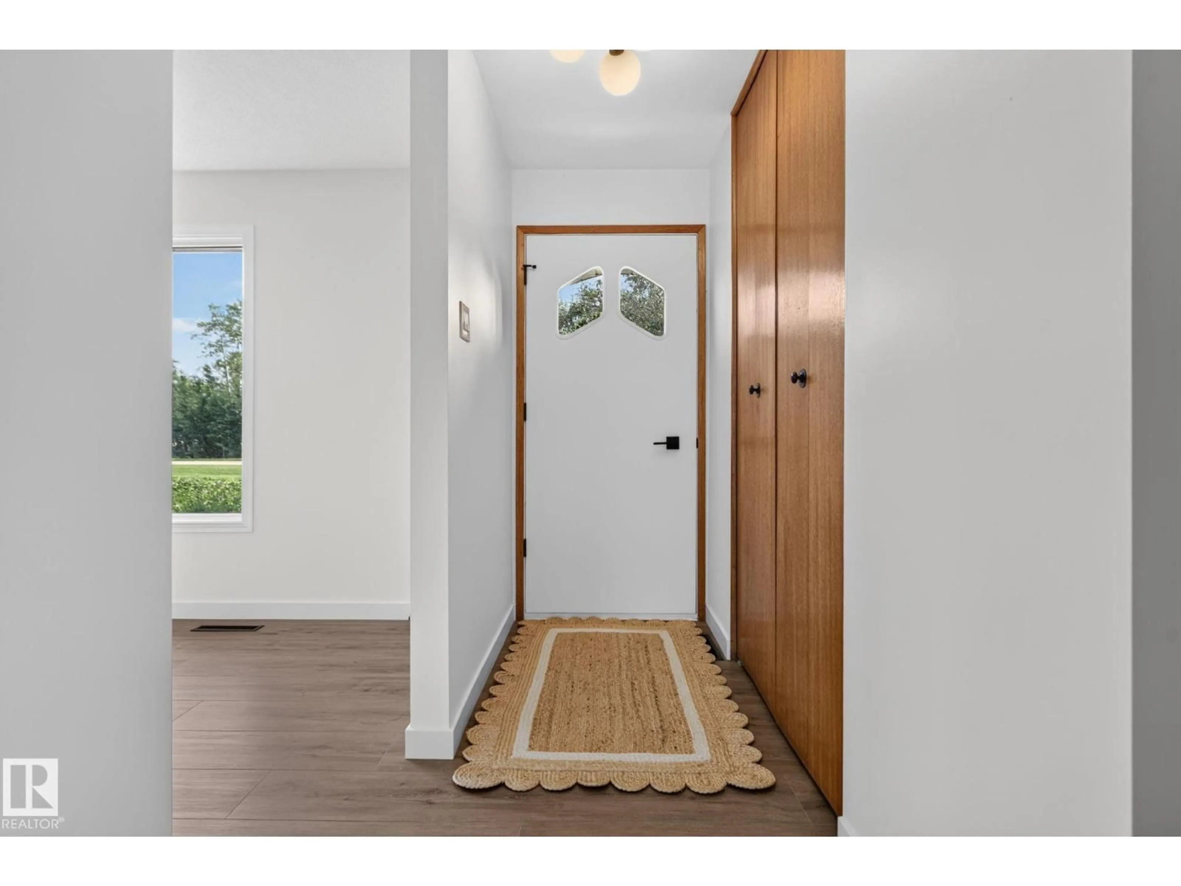 Indoor entryway for 58201 RR 214, Rural Thorhild County Alberta T0A2W0