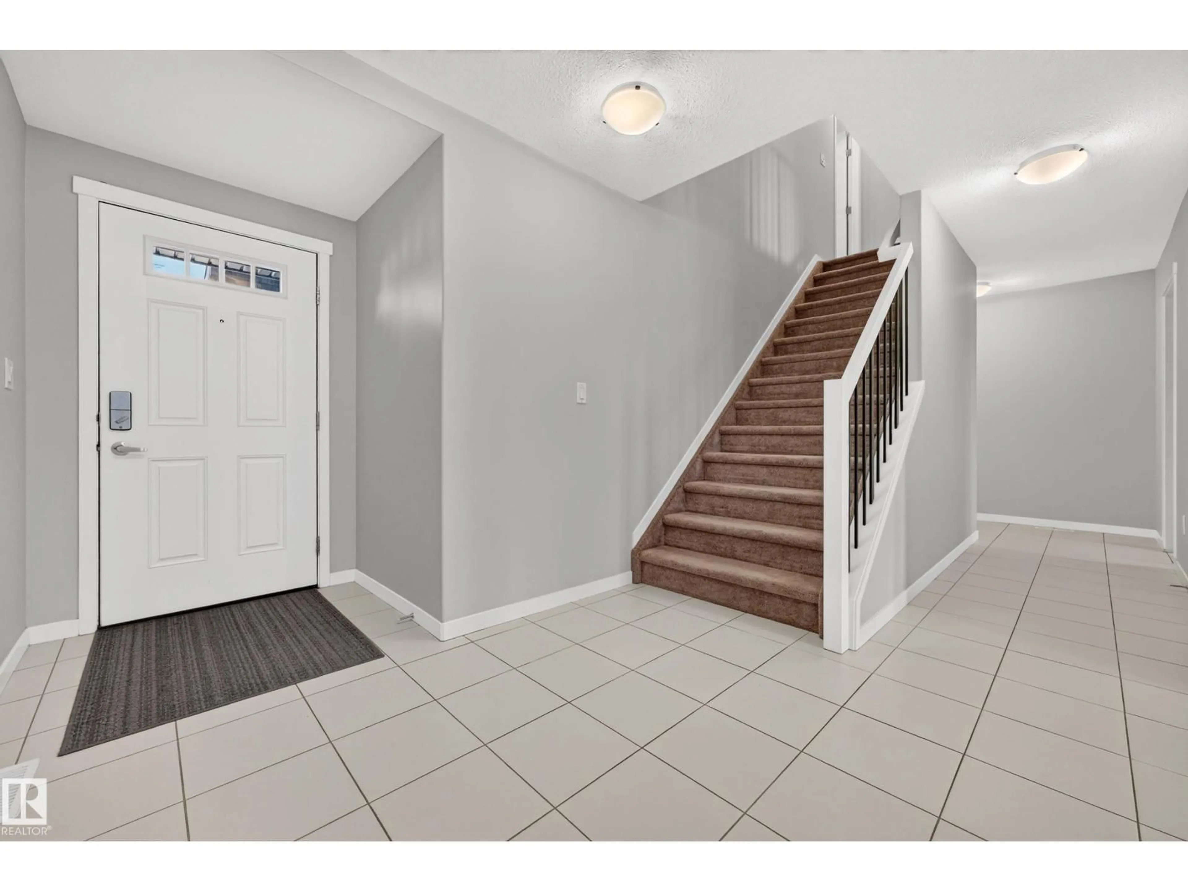 Indoor entryway for 3519 8 ST, Edmonton Alberta T6T1A2