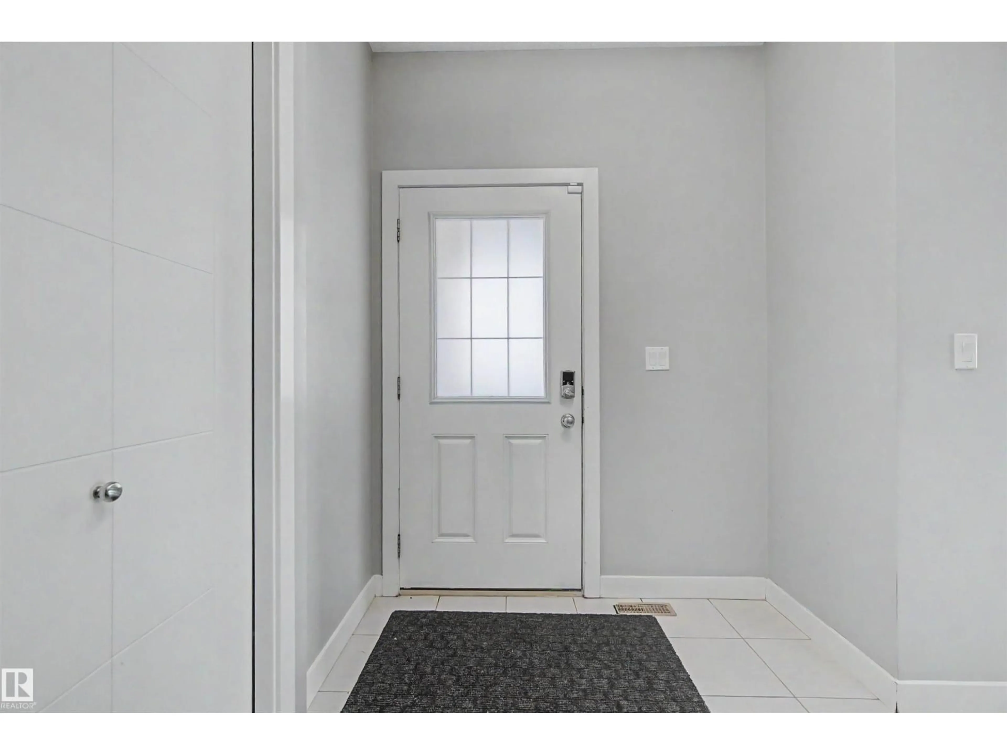 Indoor entryway for 1602 CHAPMAN WY, Edmonton Alberta T6W0Z2