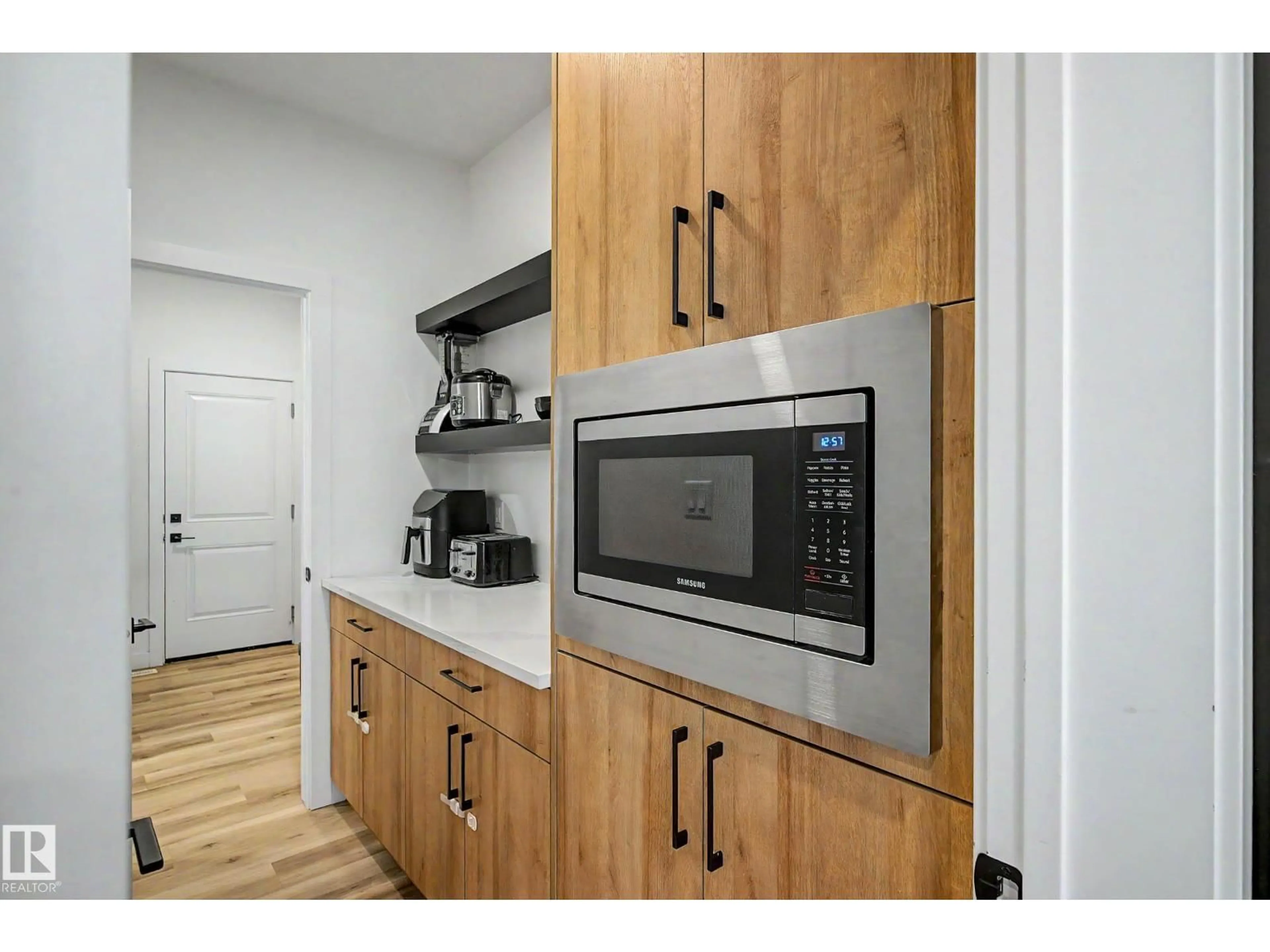 Standard kitchen, wood/laminate floor for NW - 1368 SISKIN WD, Edmonton Alberta T5S0R3