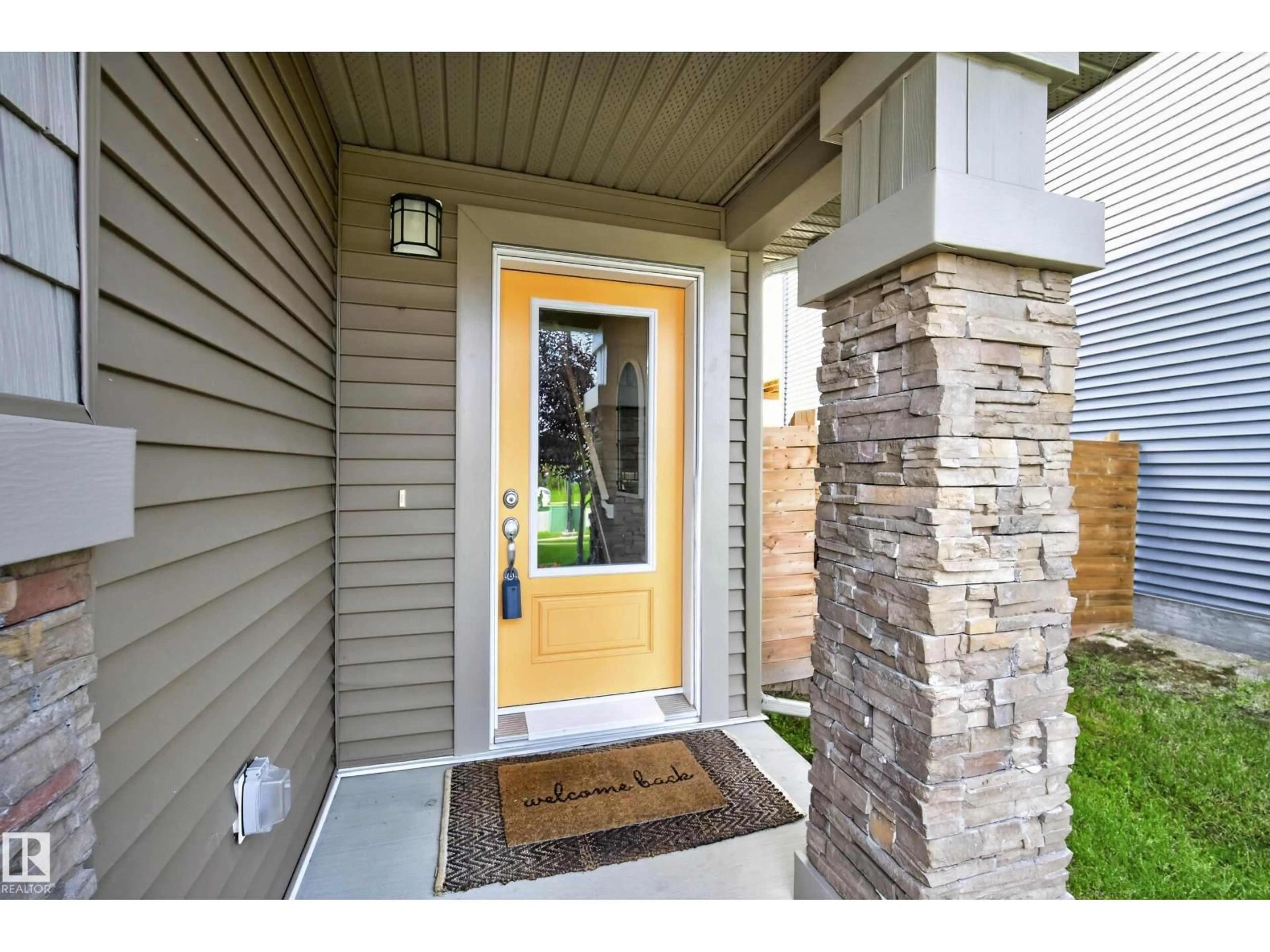 Indoor entryway for 45 JOYAL WY, St. Albert Alberta T8N7V6