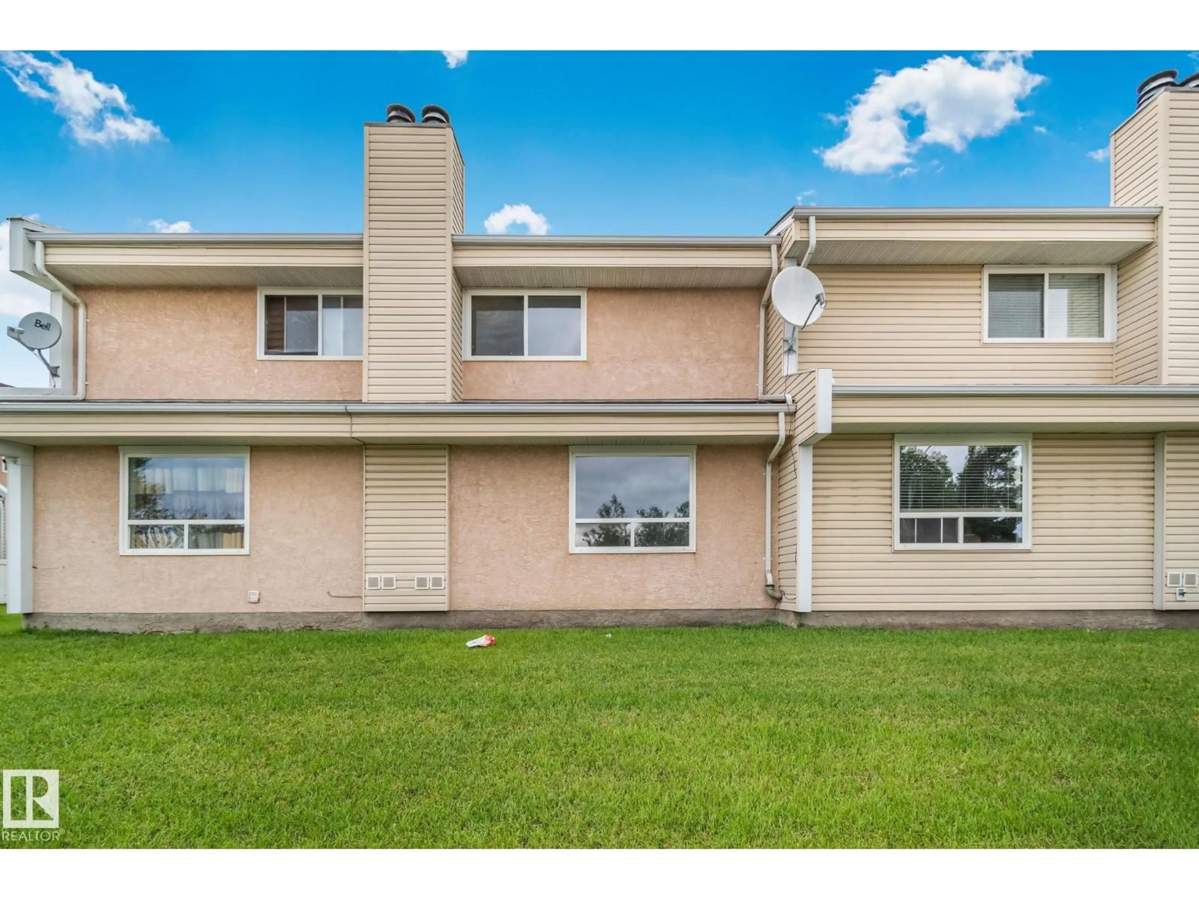 Home with vinyl exterior material, water/lake/river/ocean view for 16525 100 ST, Edmonton Alberta T5X5H4