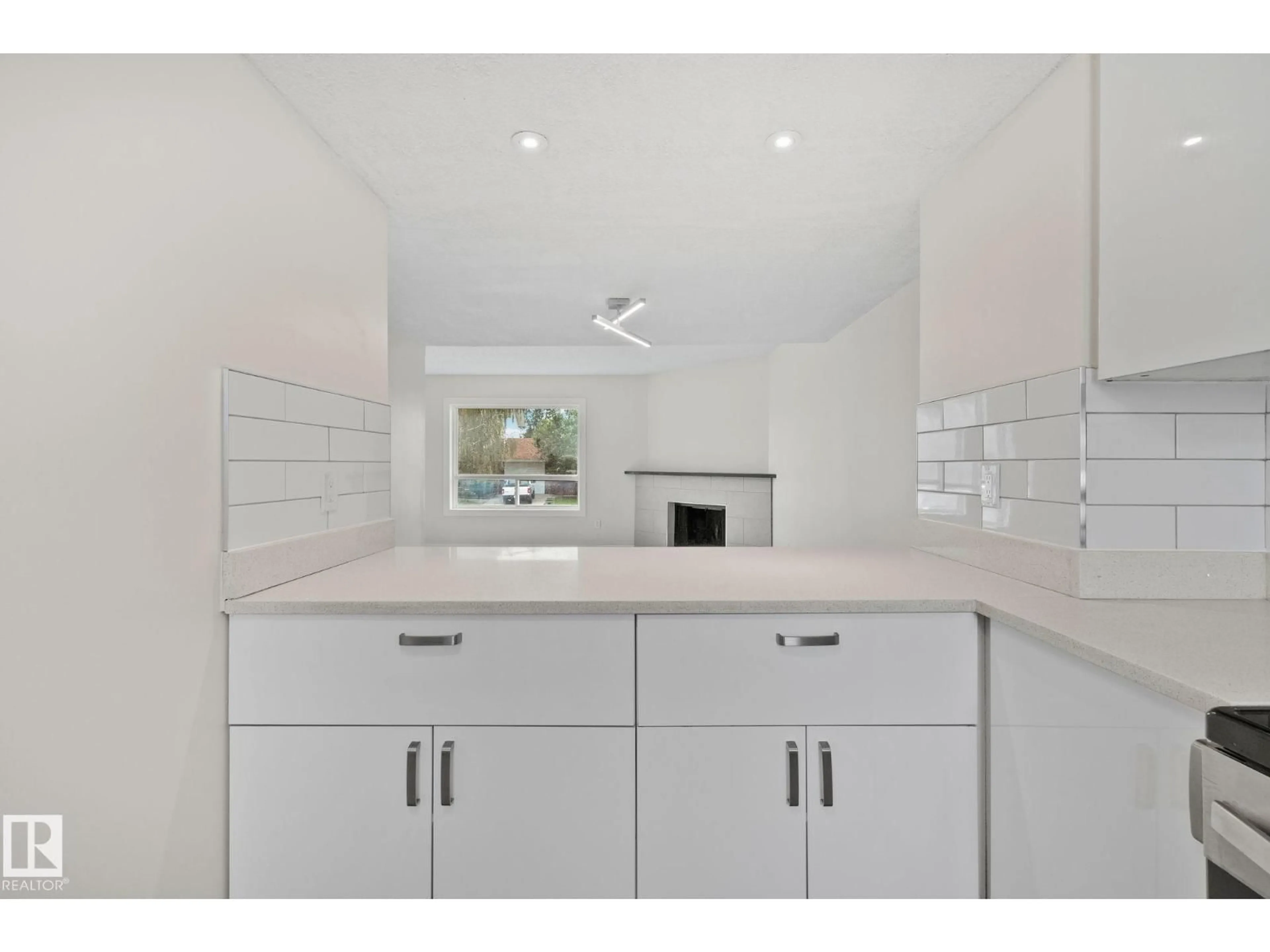 Unknown for 16525 100 ST, Edmonton Alberta T5X5H4