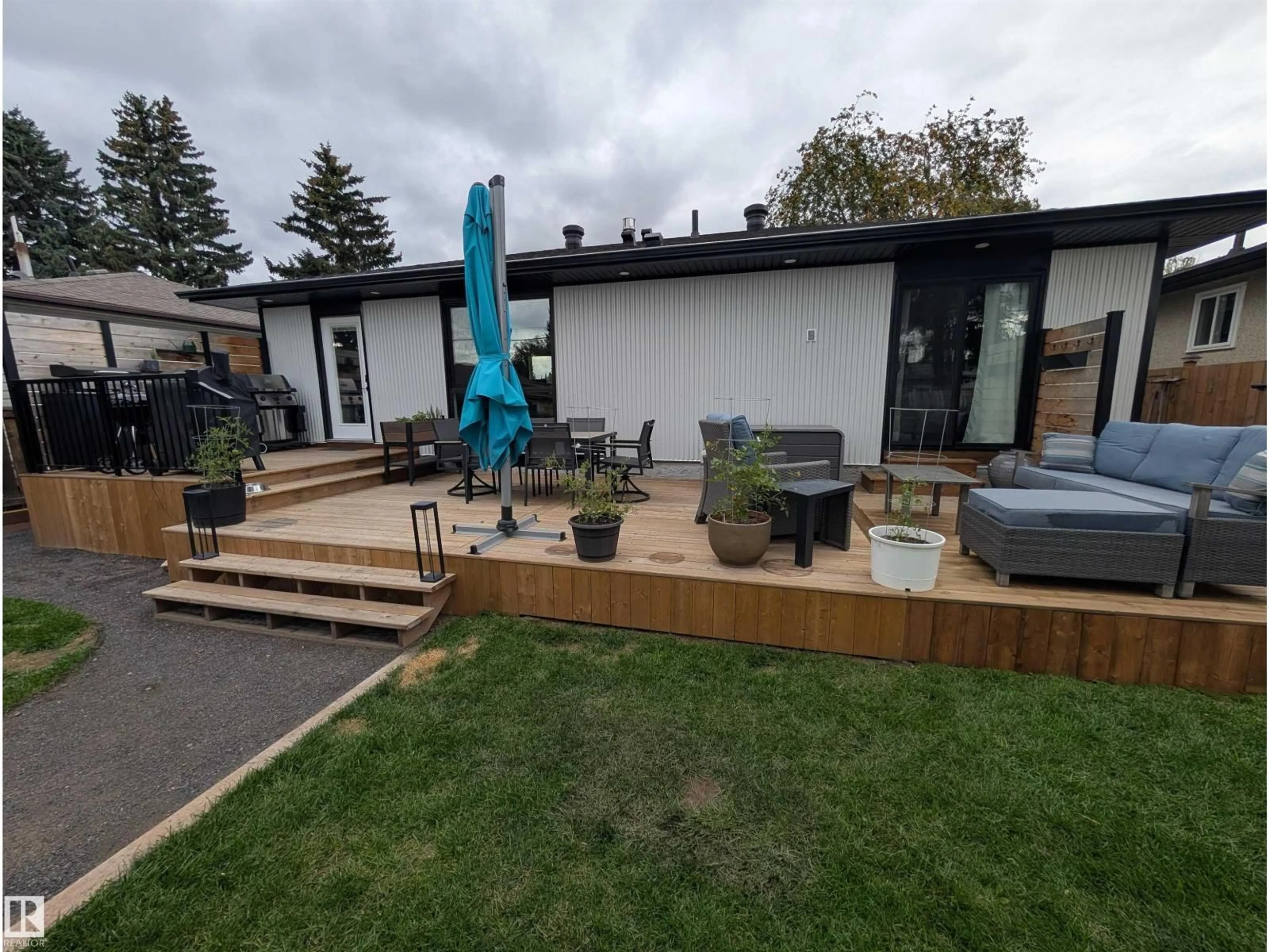A pic from outside/outdoor area/front of a property/back of a property/a pic from drone, unknown for 6115 95 AV, Edmonton Alberta T6B1A6
