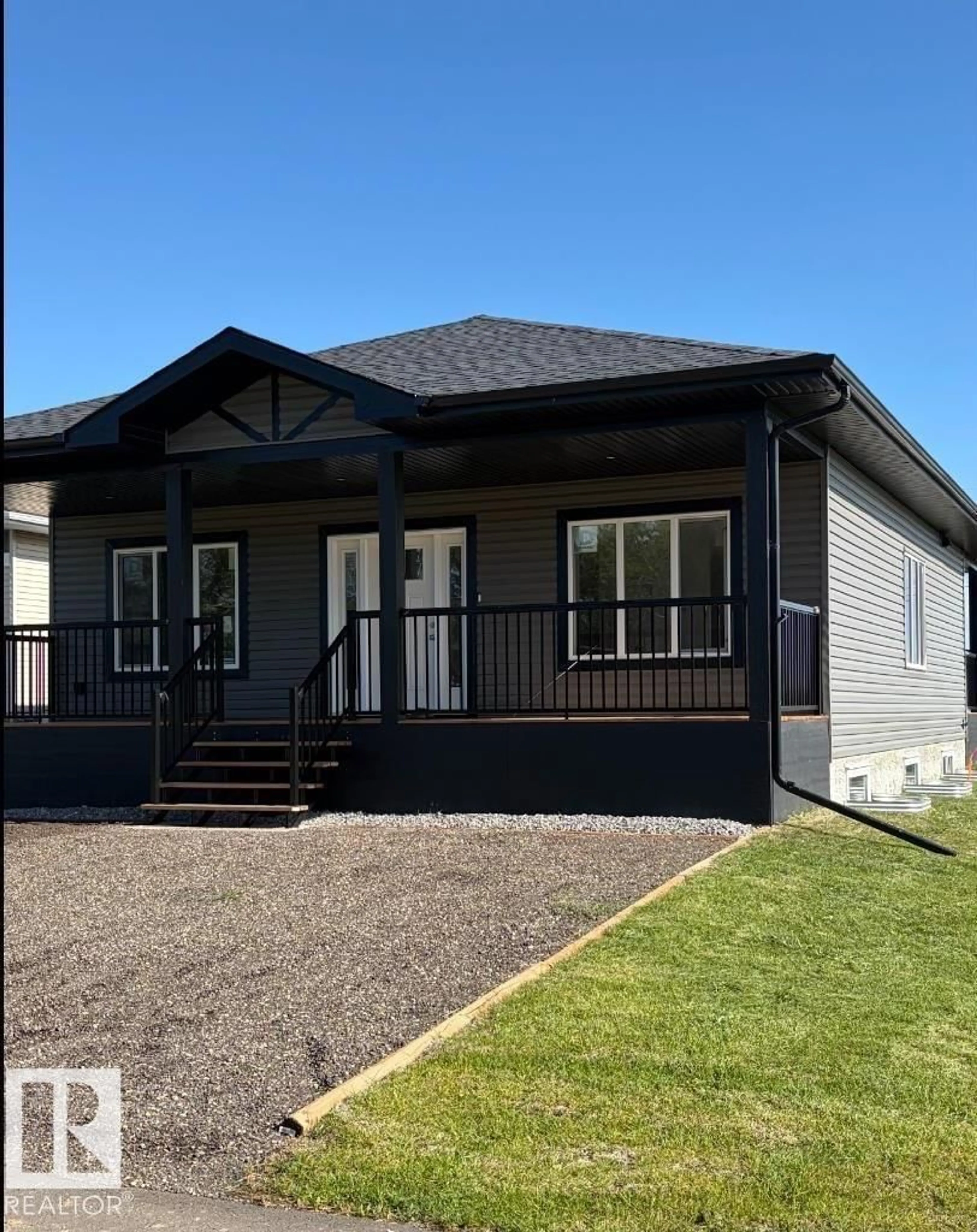 Home with vinyl exterior material, building for 114 ALBERTA ST, Kingman Alberta T0B2M0