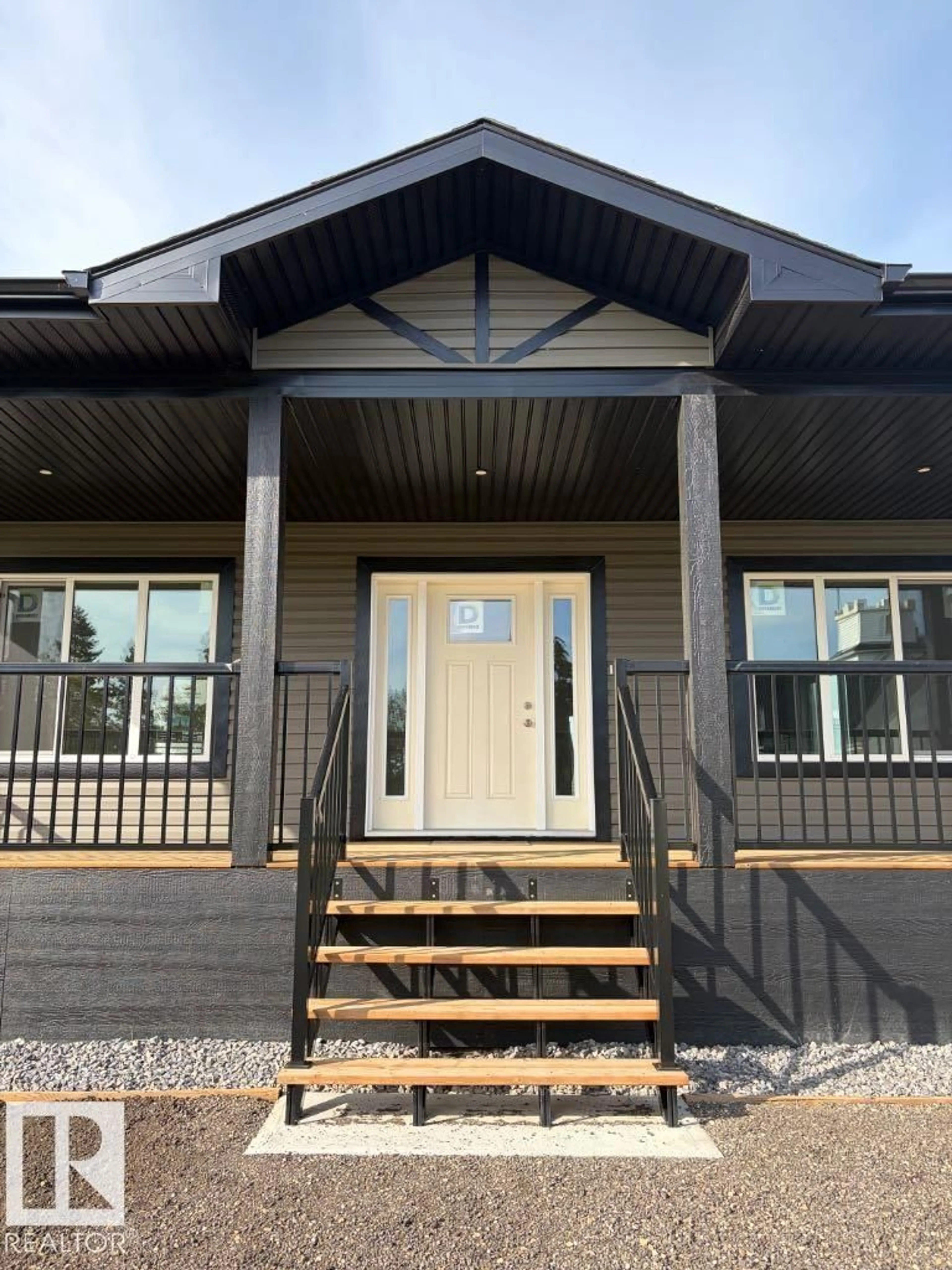 Home with vinyl exterior material, building for 114 ALBERTA ST, Kingman Alberta T0B2M0