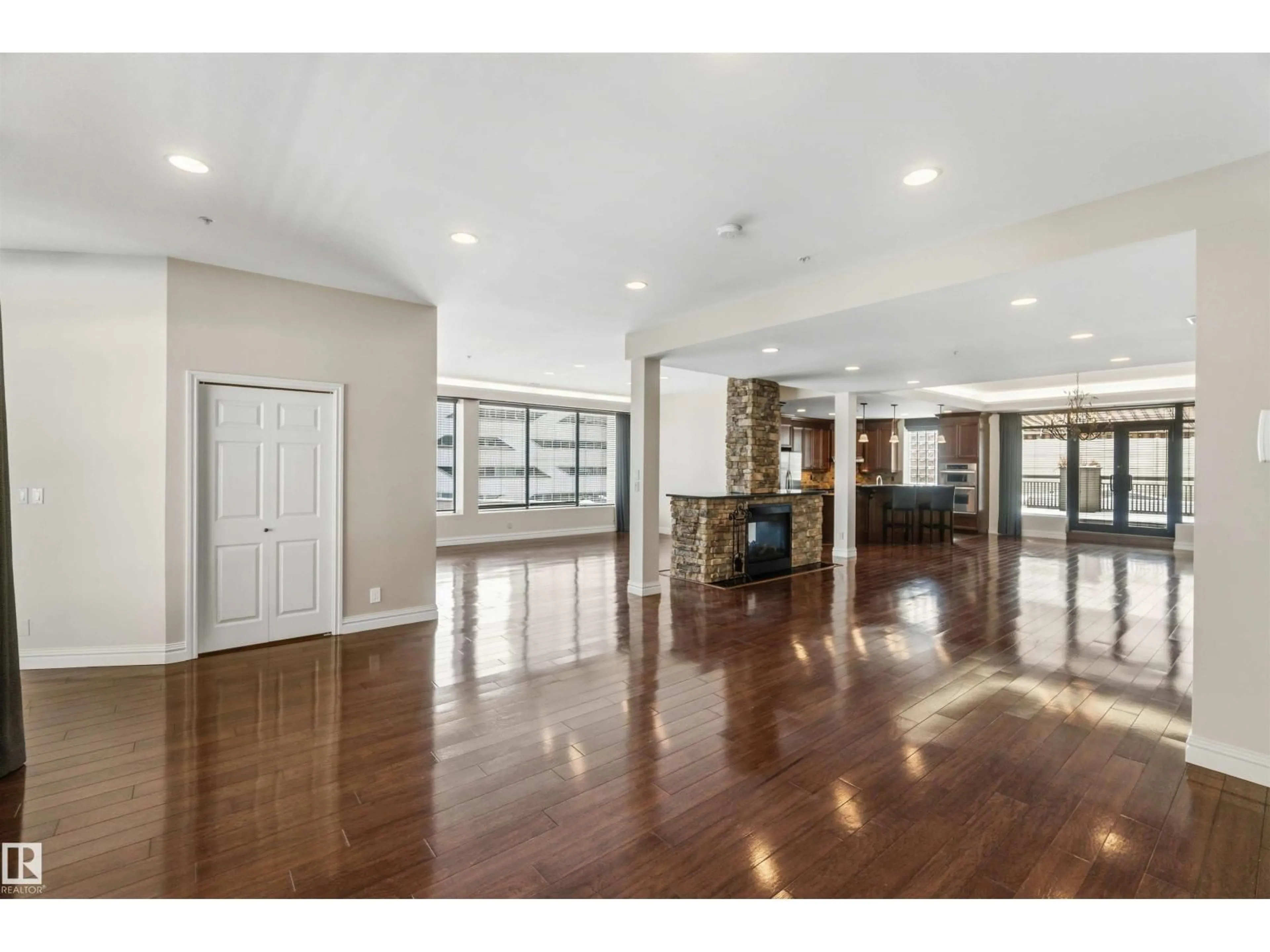 Indoor foyer for #401 - 10009 102 AV, Edmonton Alberta T5J5B6