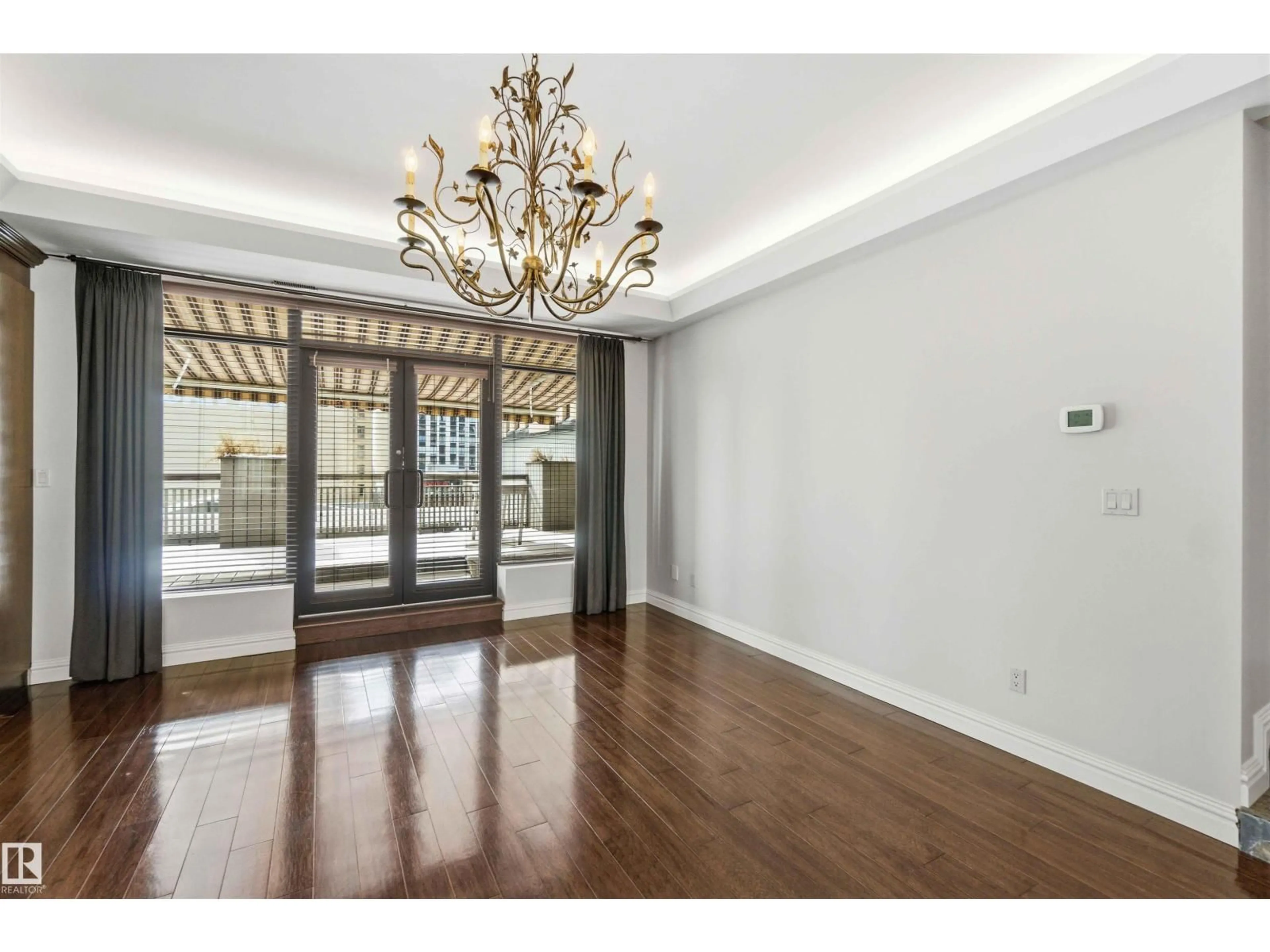 Indoor foyer for #401 - 10009 102 AV, Edmonton Alberta T5J5B6