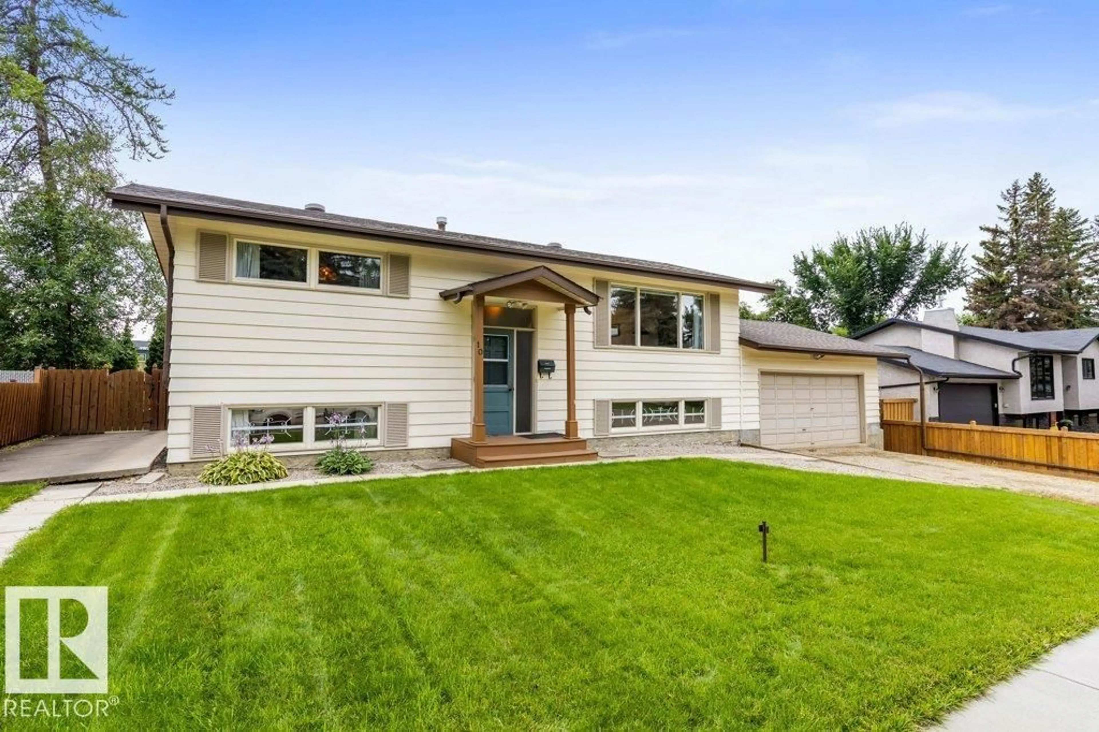 Home with vinyl exterior material, street for 10 SCARBORO PL, St. Albert Alberta T8N0H8