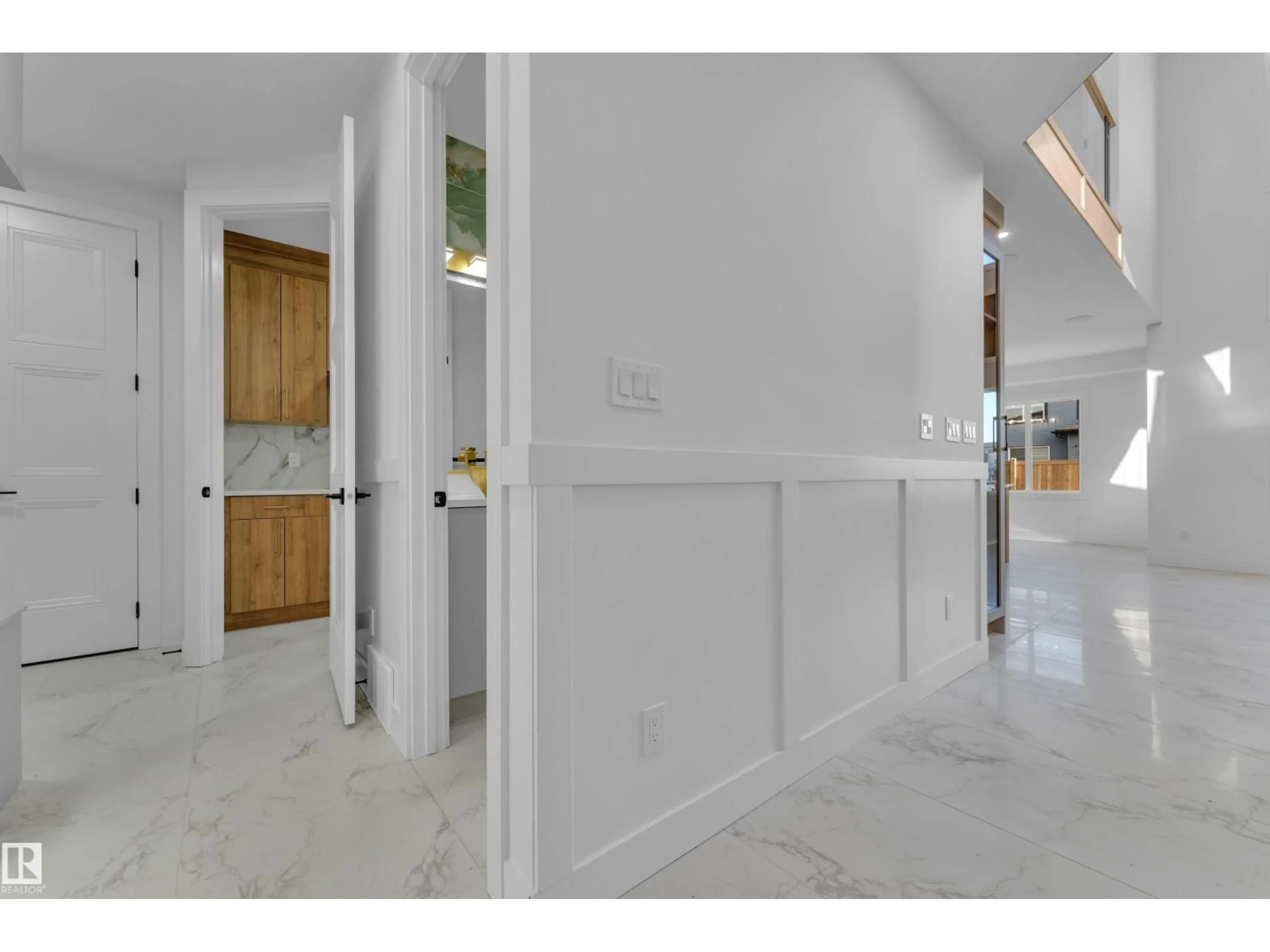 Indoor foyer for 2039 156 AV, Edmonton Alberta T5Y4N3