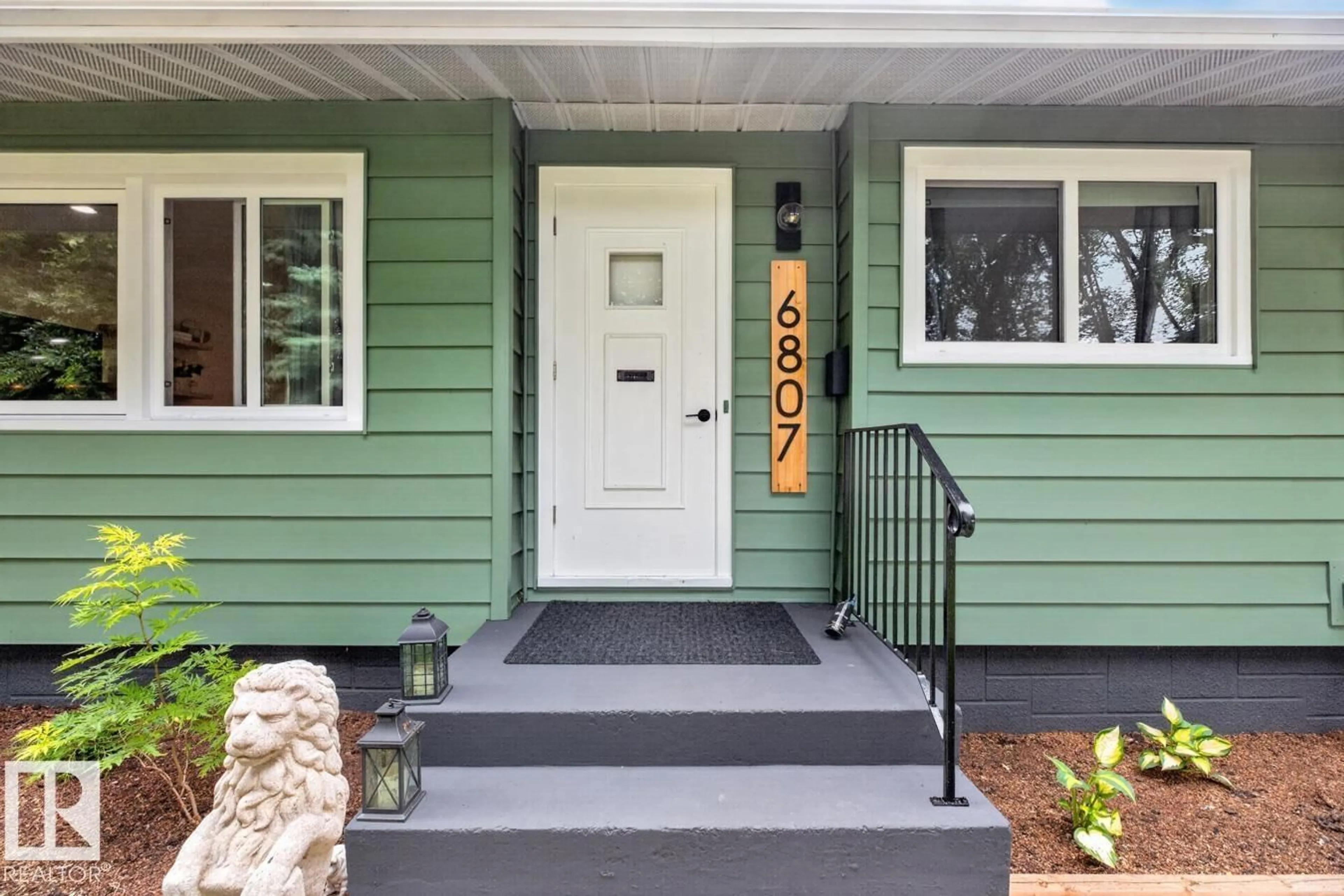 Indoor entryway for 6807 101A AV, Edmonton Alberta T6A0M3