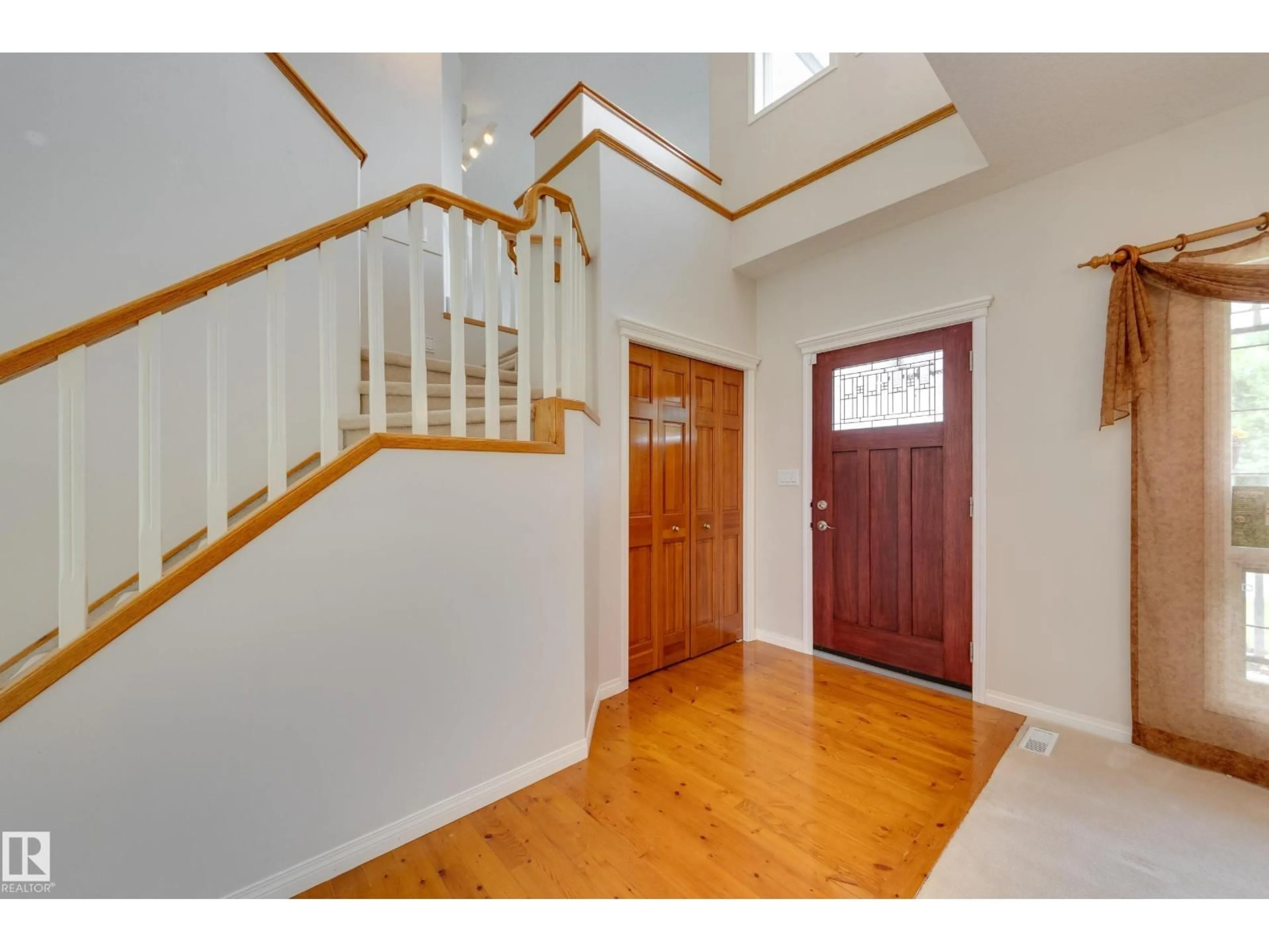 Indoor entryway for 11503 15 AV, Edmonton Alberta T6J7B8