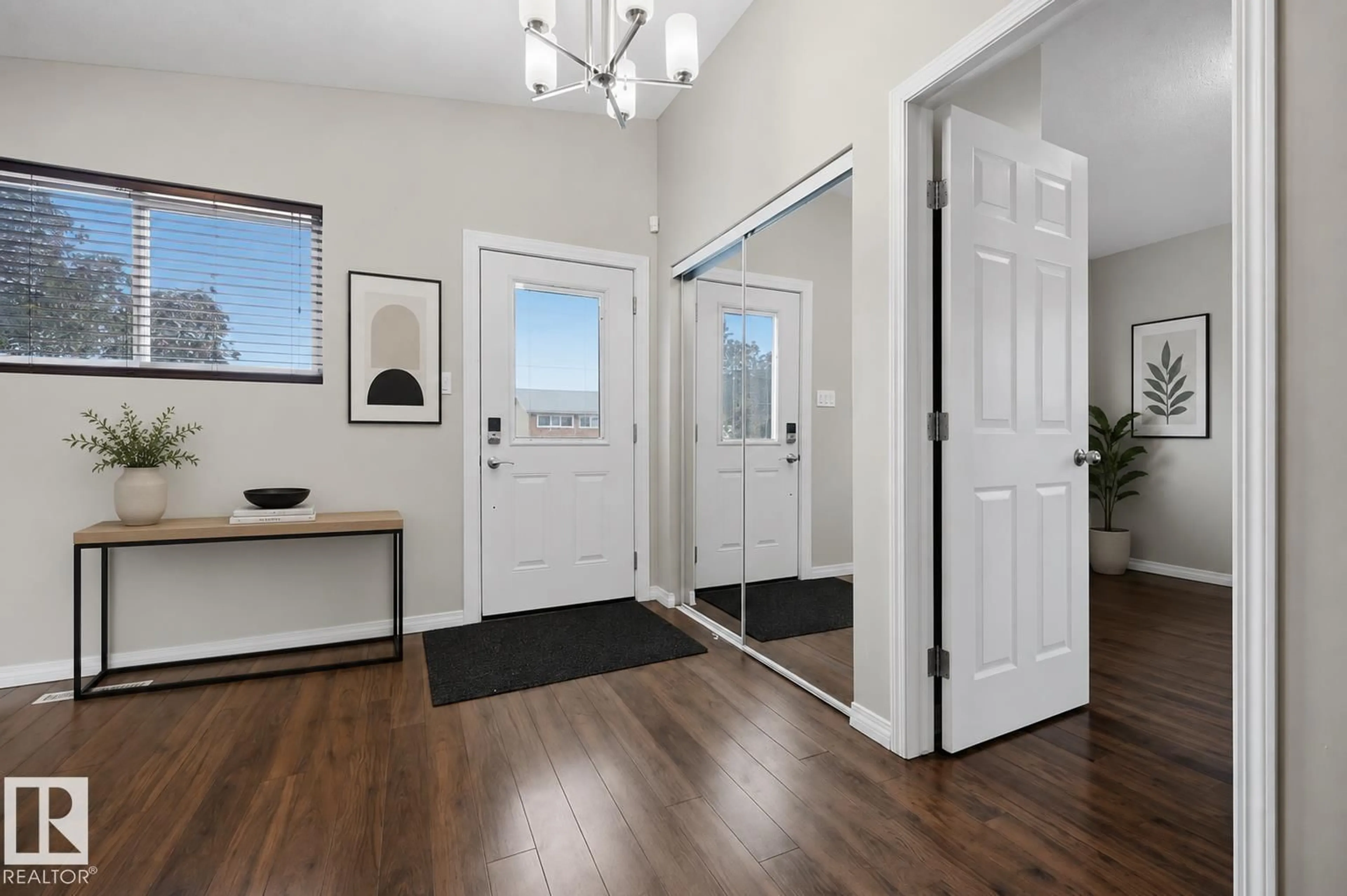 Indoor entryway for 7119 136 AV, Edmonton Alberta T5C2K3
