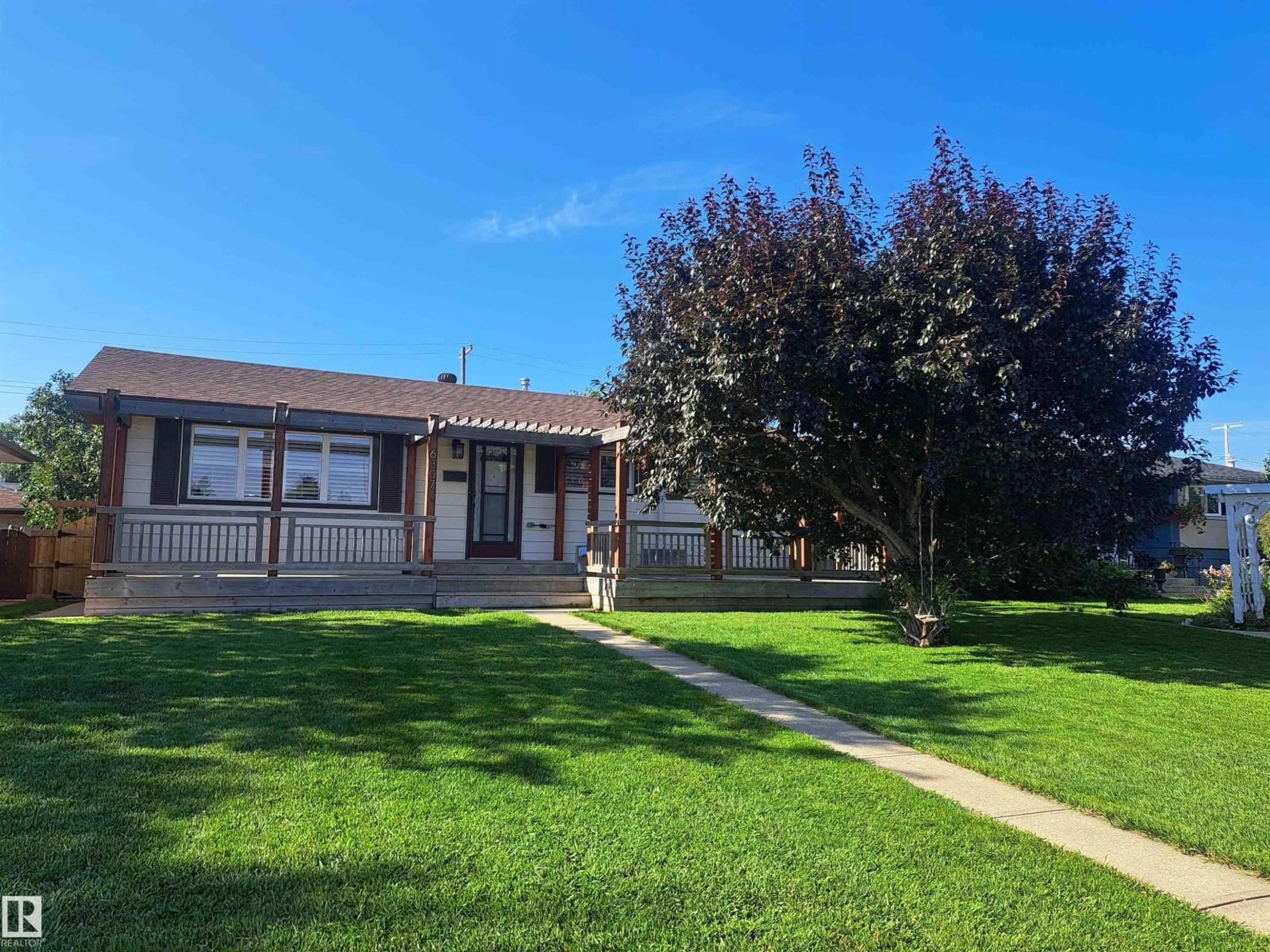 A pic from outside/outdoor area/front of a property/back of a property/a pic from drone, street for 6307 92A AV, Edmonton Alberta T6B0T5