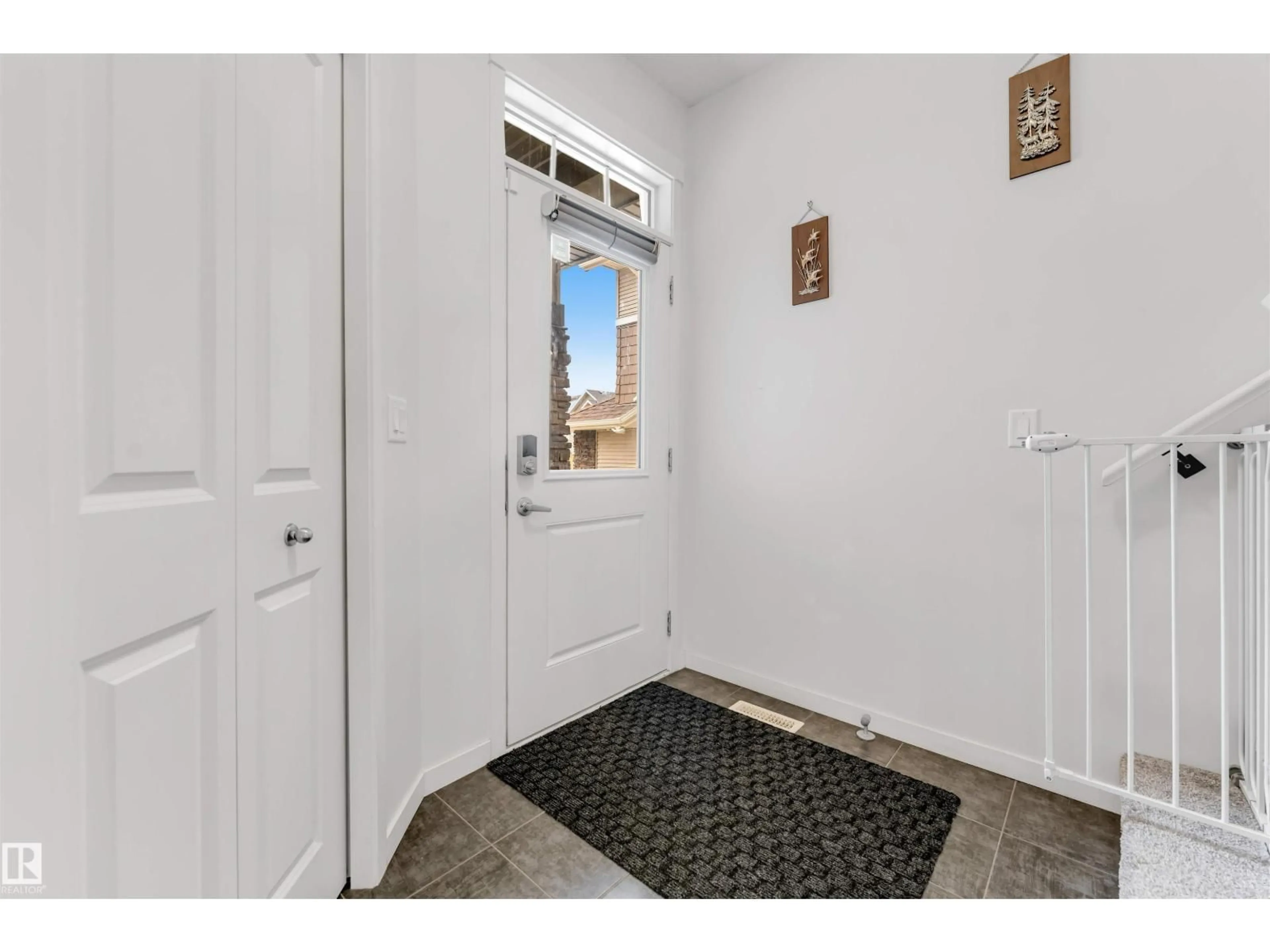 Indoor entryway for 933 MCCONACHIE BV, Edmonton Alberta T5Y3X5