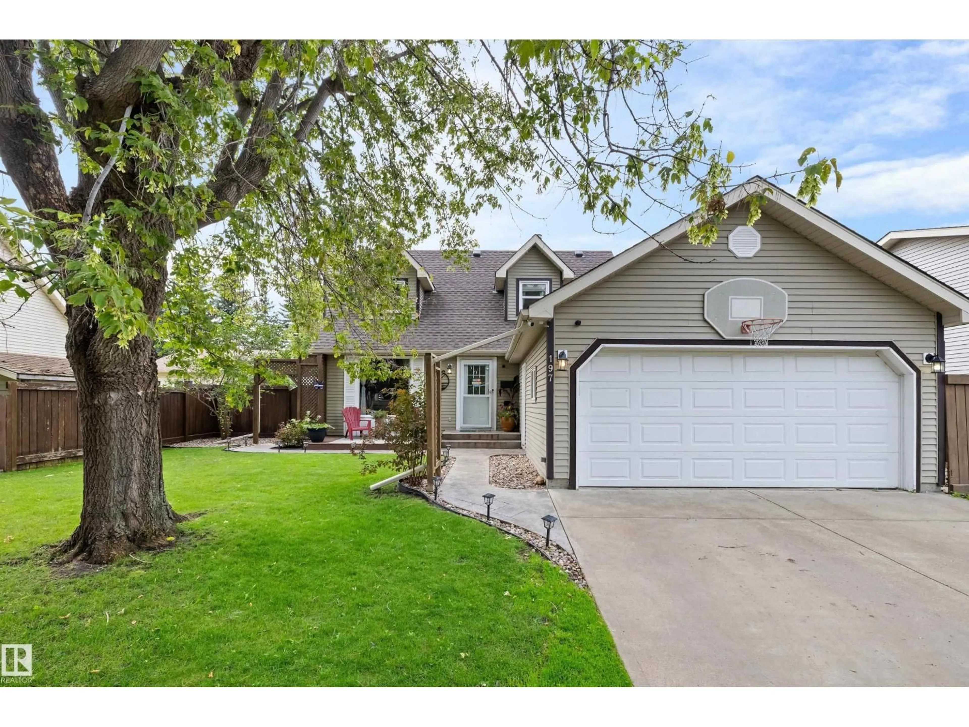 Home with vinyl exterior material, street for 197 GREENWOOD DR, Spruce Grove Alberta T7X1Z1
