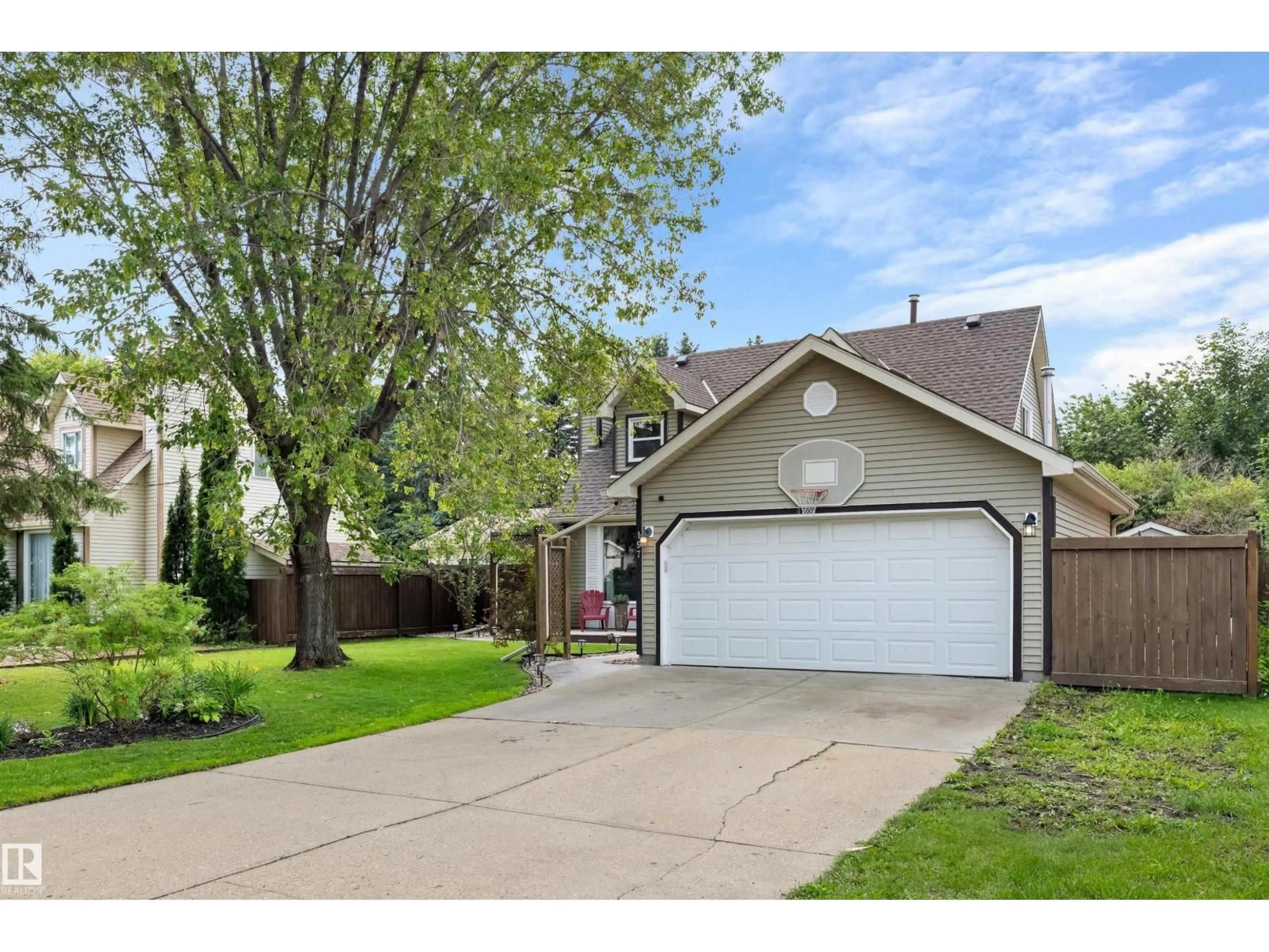 Home with vinyl exterior material, street for 197 GREENWOOD DR, Spruce Grove Alberta T7X1Z1