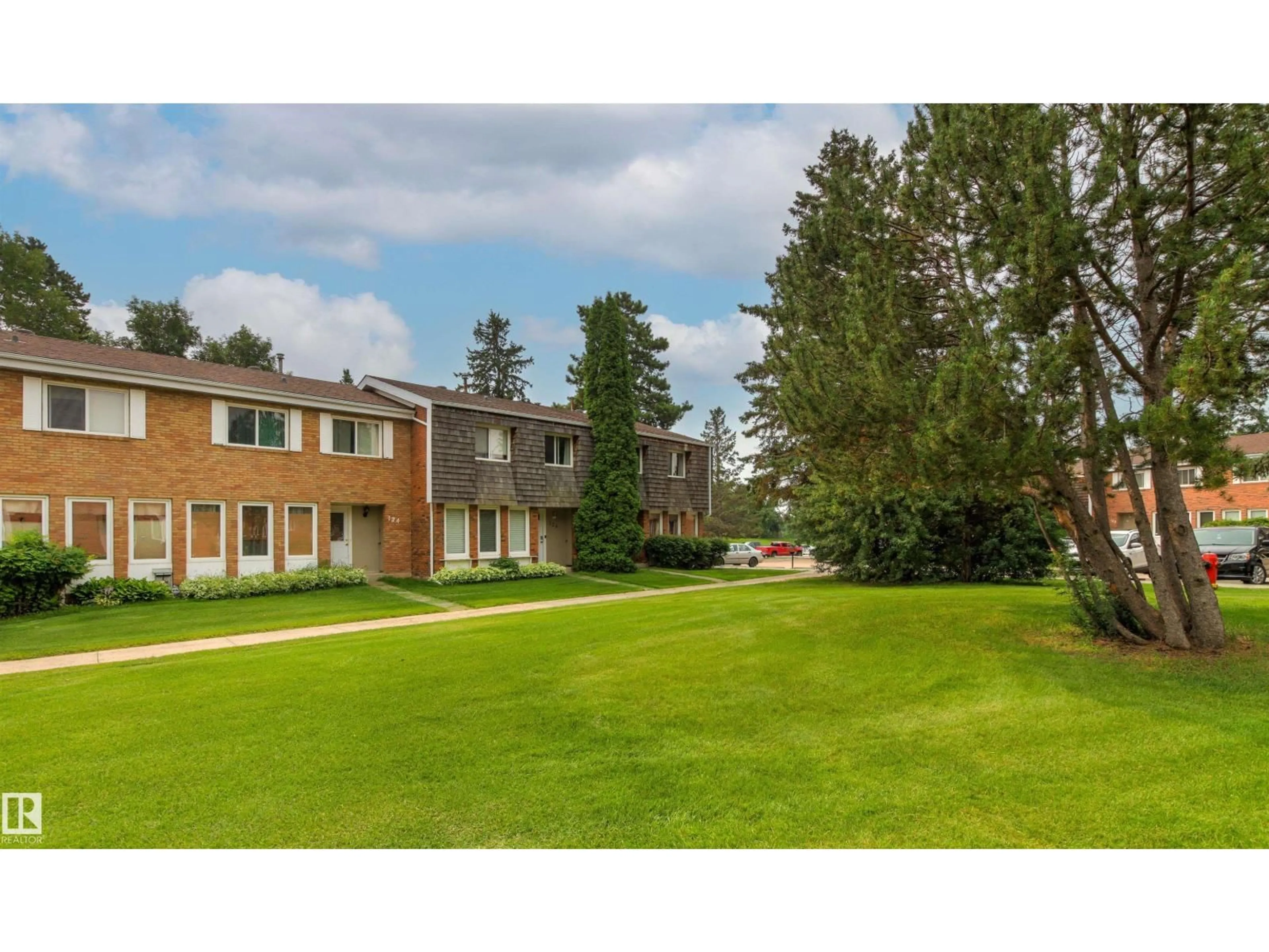 A pic from outside/outdoor area/front of a property/back of a property/a pic from drone, unknown for 126 GREAT OAKS OA, Sherwood Park Alberta T8A0V8