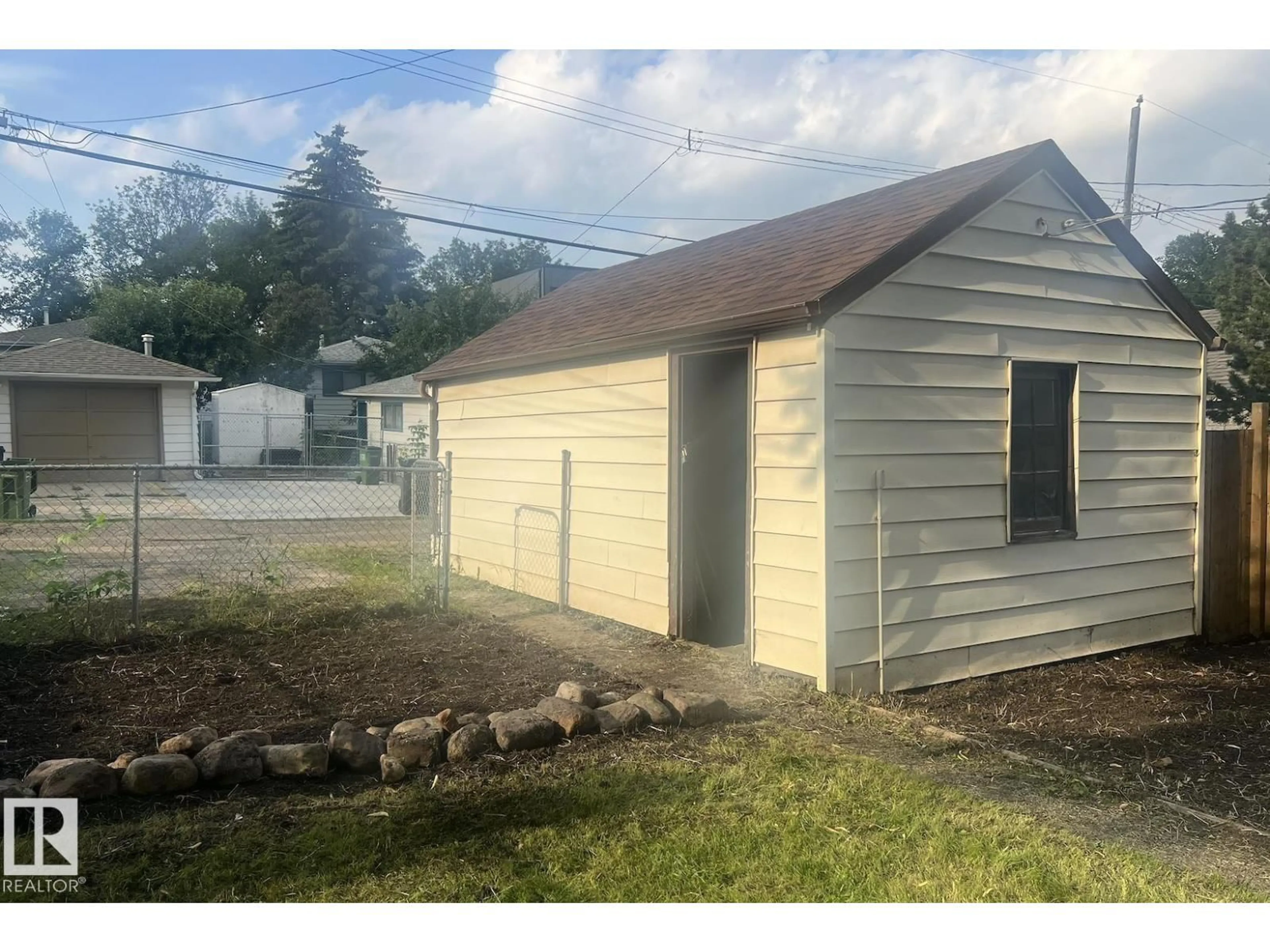 Shed for 9828 84 AV, Edmonton Alberta T6E2G2