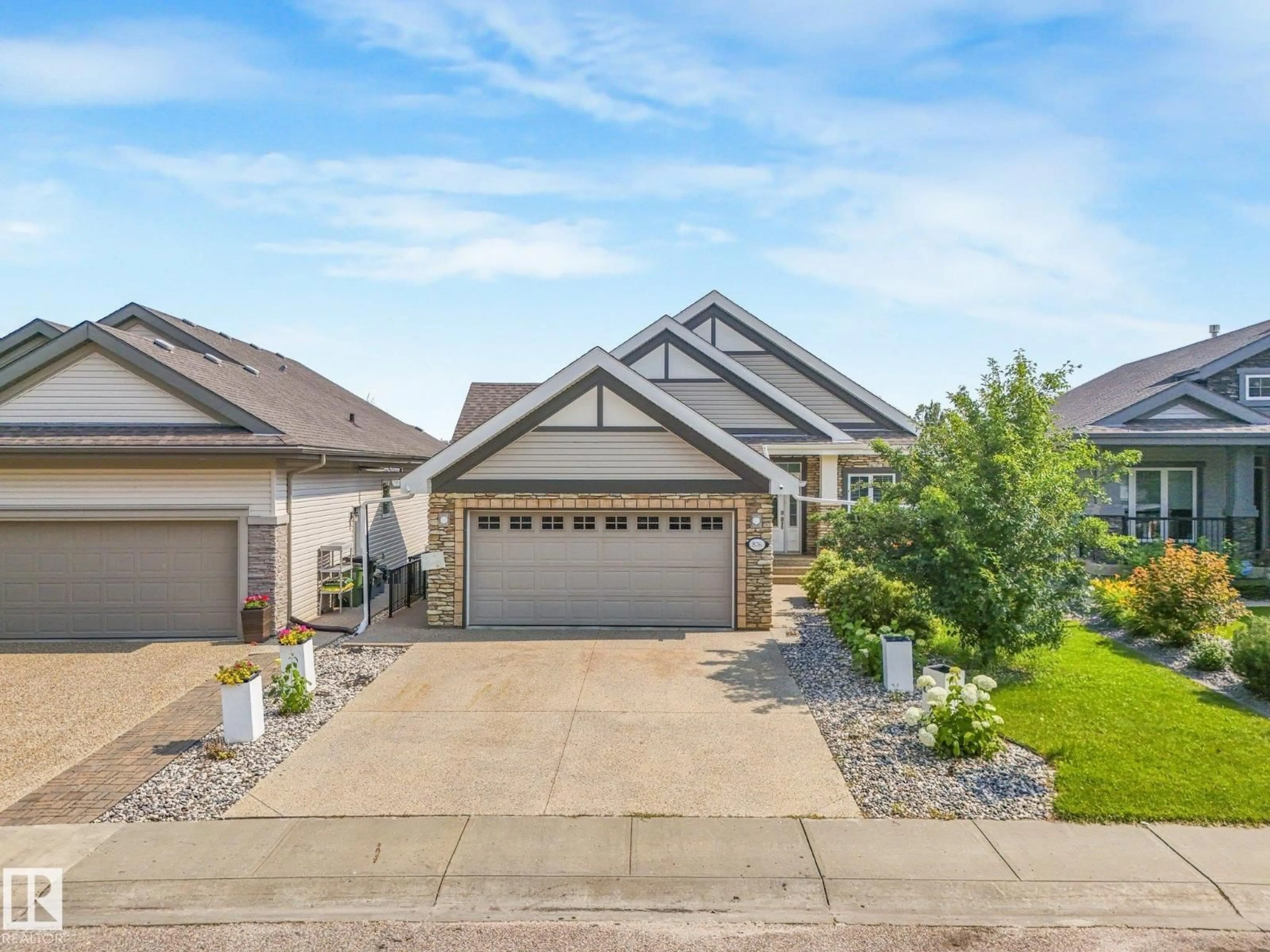 A pic from outside/outdoor area/front of a property/back of a property/a pic from drone, street for 876 HODGINS RD, Edmonton Alberta T6M0K8