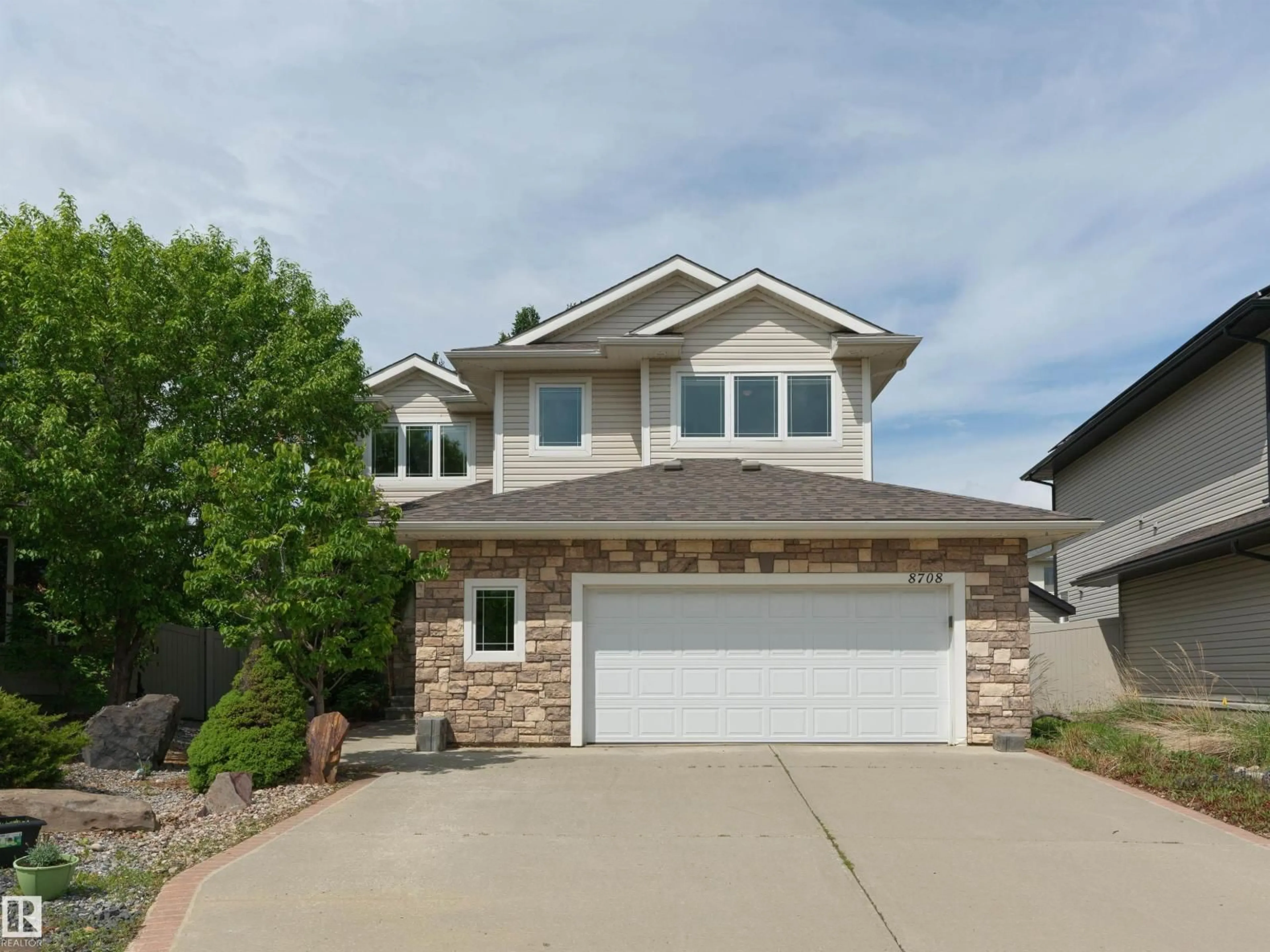 Home with vinyl exterior material, street for 8708 207 ST, Edmonton Alberta T5T6Y1