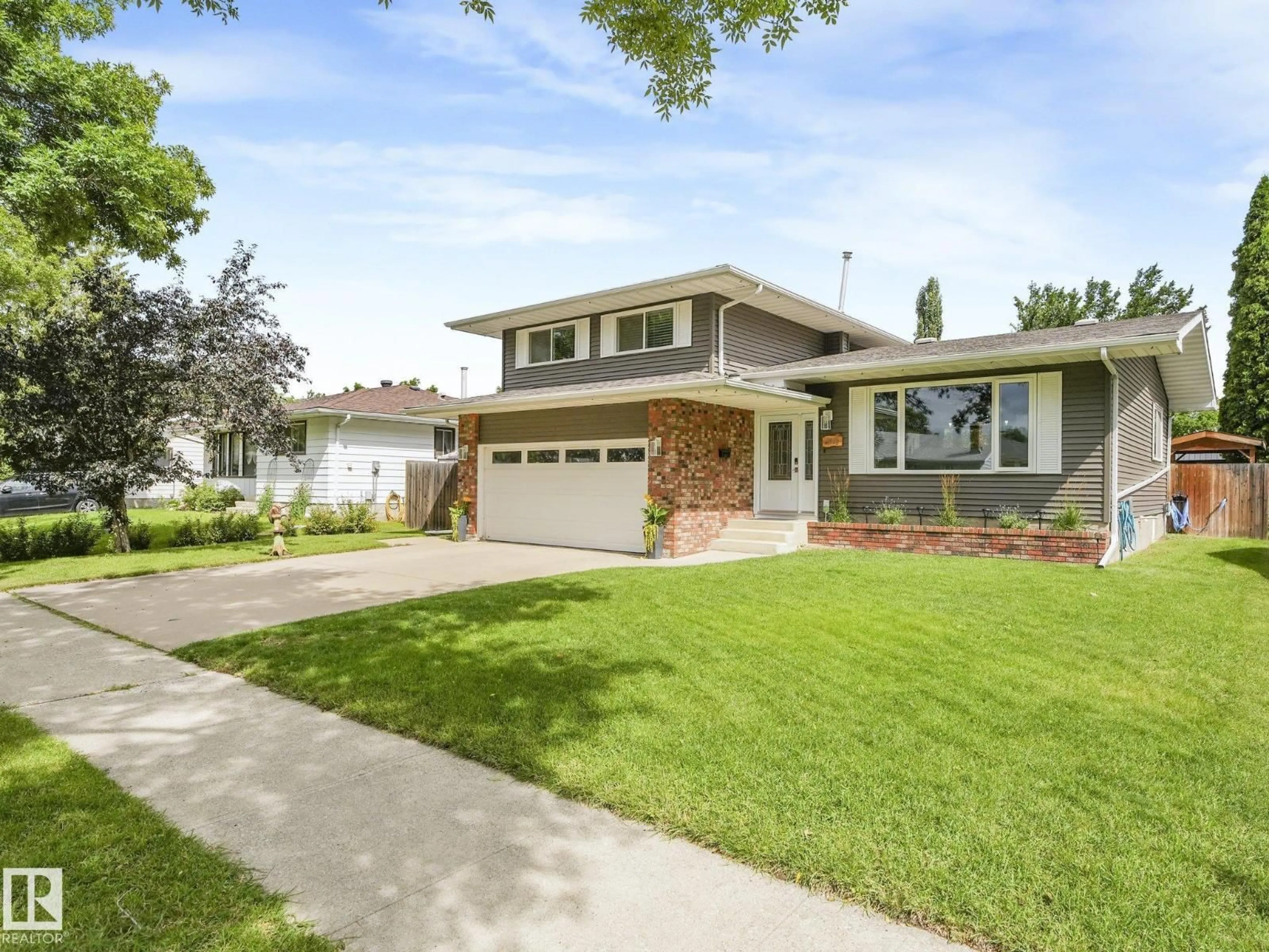 Home with vinyl exterior material, street for 9525 87 ST, Fort Saskatchewan Alberta T8L1G9