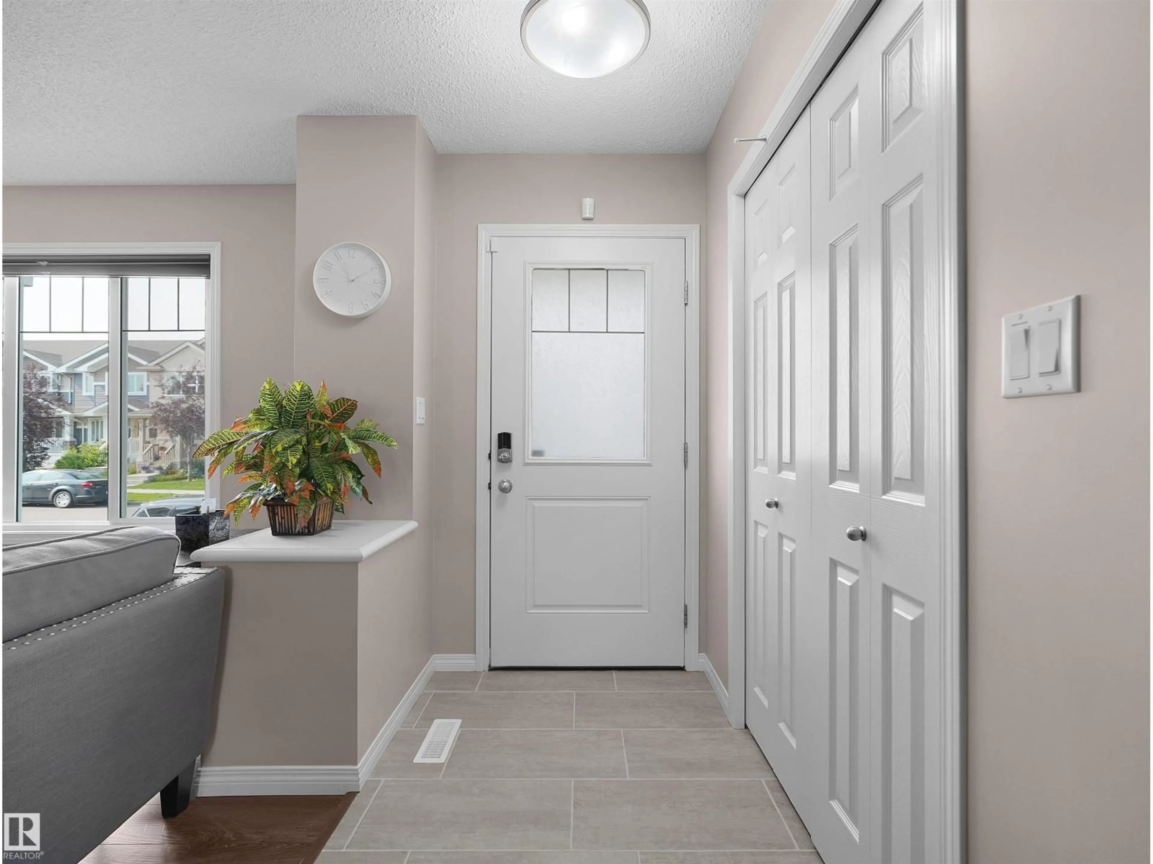 Indoor entryway for 1318 CHAPPELLE BV, Edmonton Alberta T6W0C3