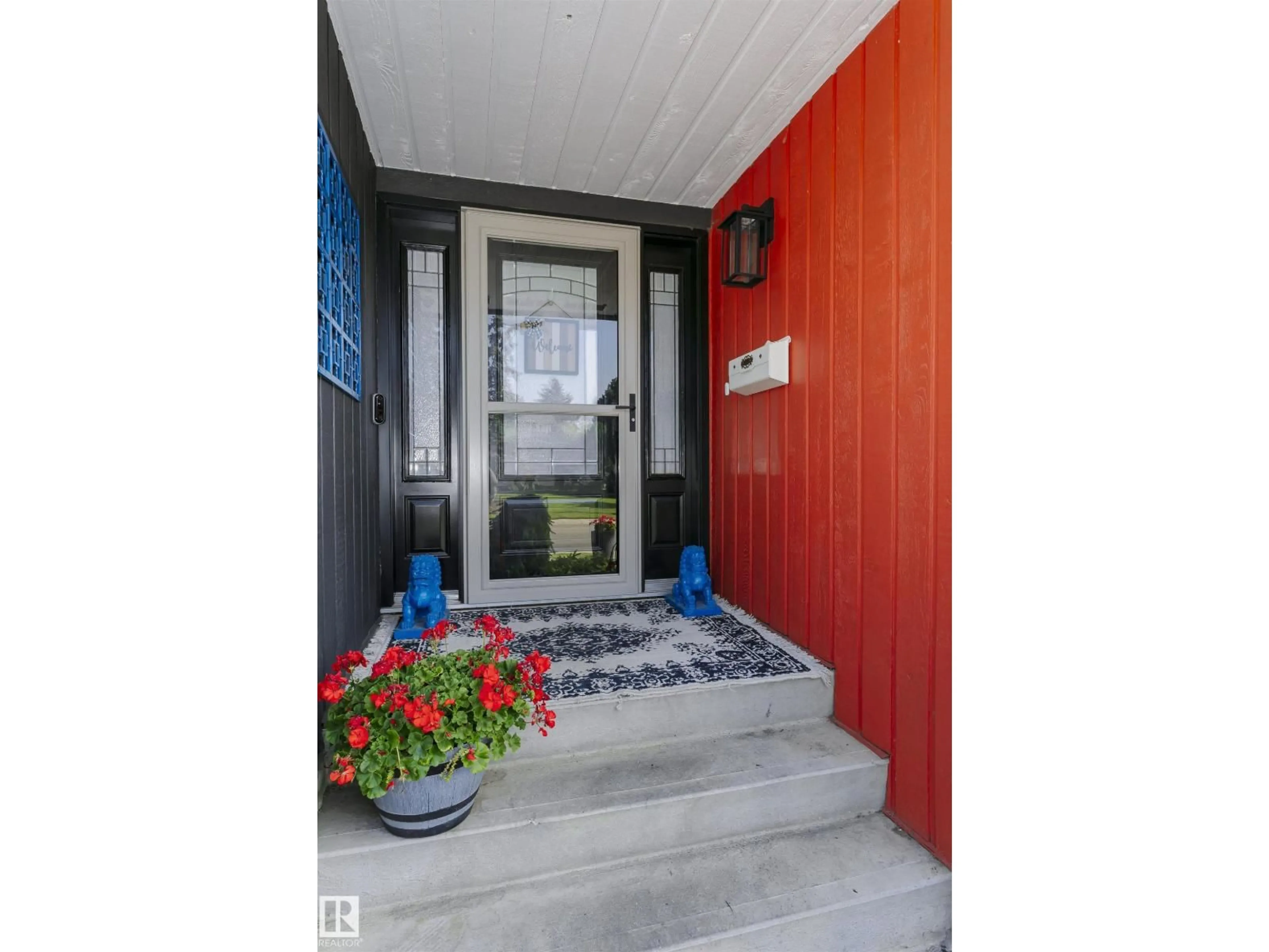 Indoor entryway for 15104 42 AV, Edmonton Alberta T6H5L6