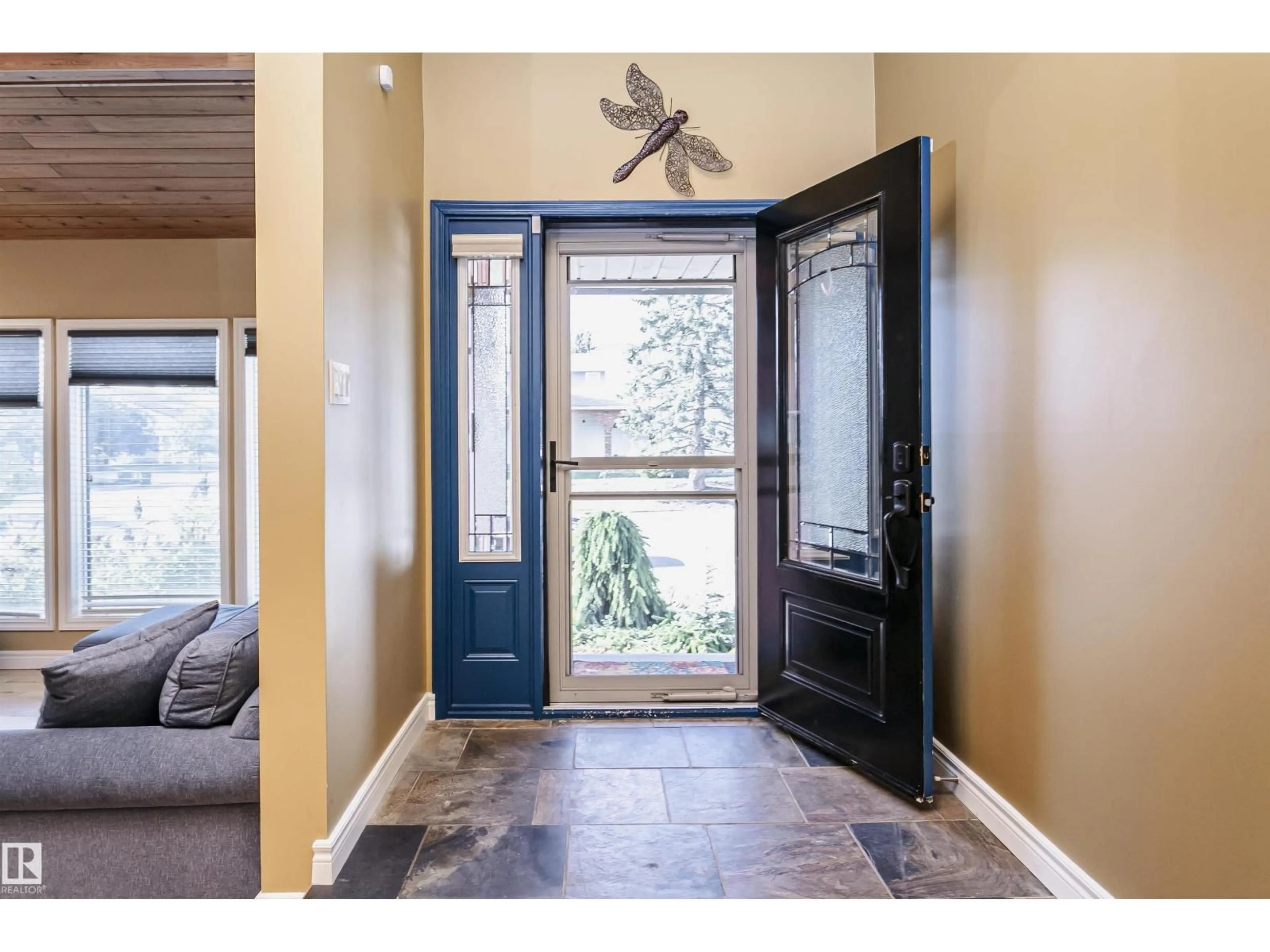 Indoor entryway for 15104 42 AV, Edmonton Alberta T6H5L6