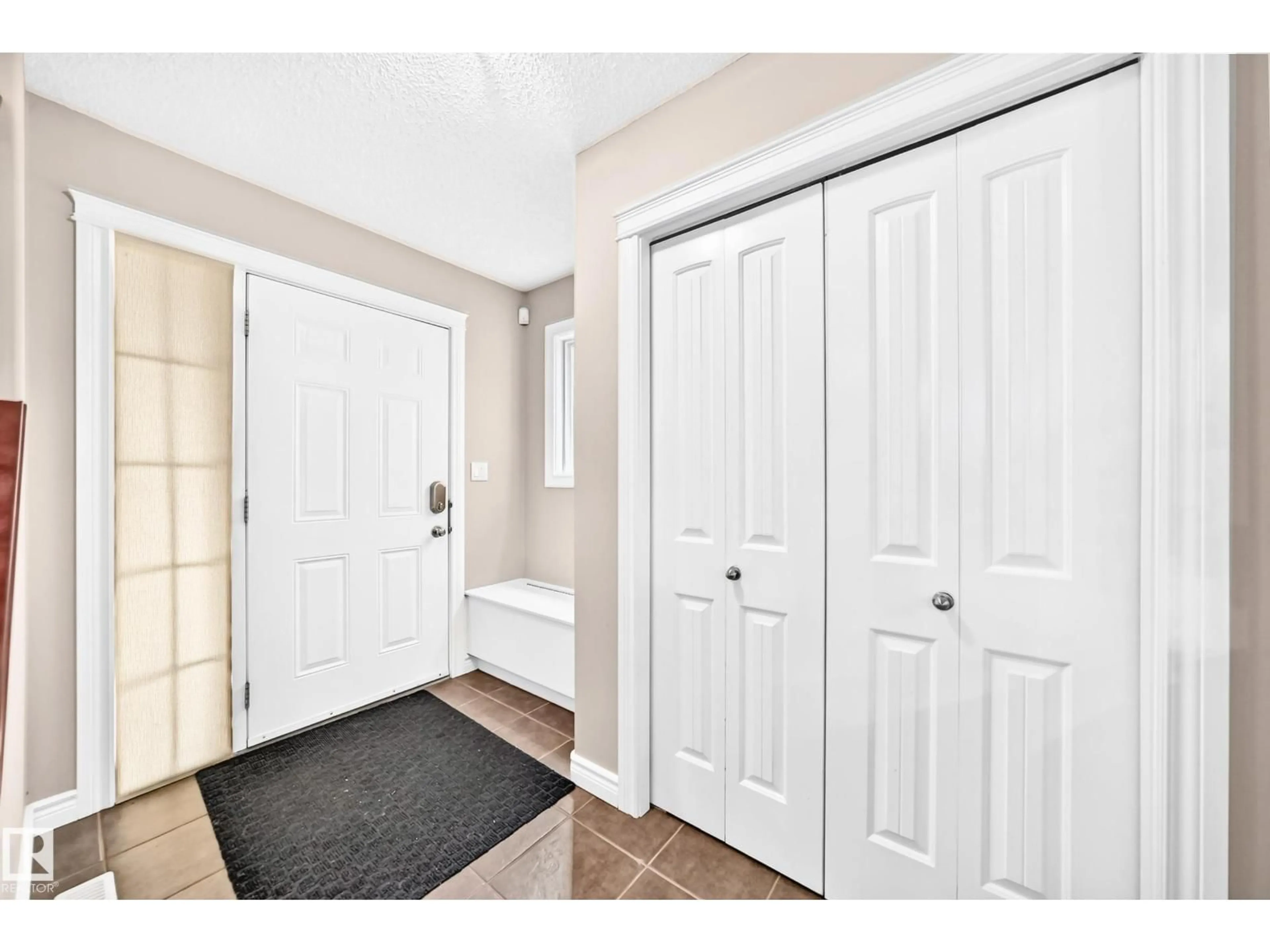 Indoor entryway for 14015 146 AV, Edmonton Alberta T6V1Y3