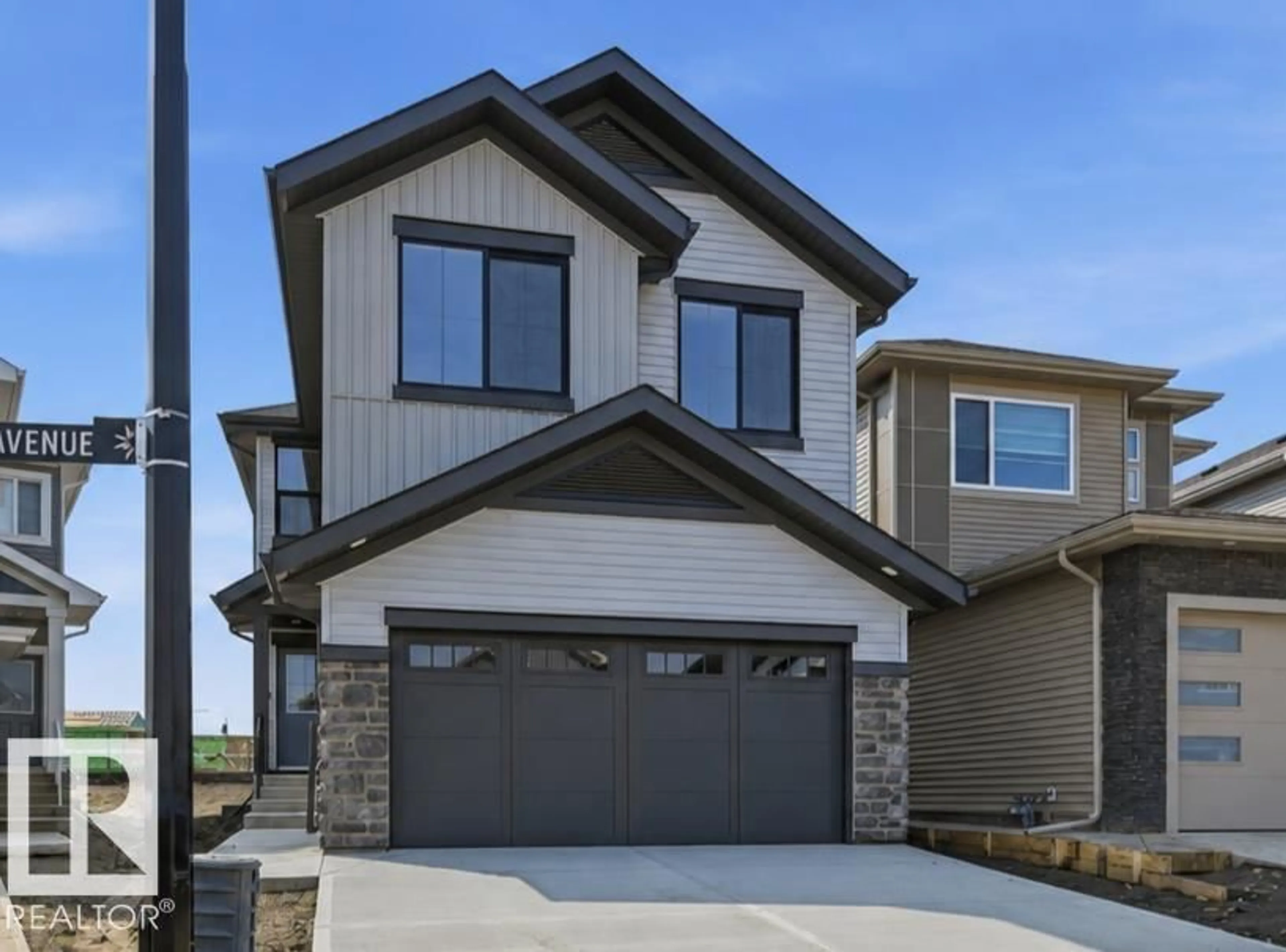 Home with vinyl exterior material, street for 911 18 AV, Edmonton Alberta T6T2X3
