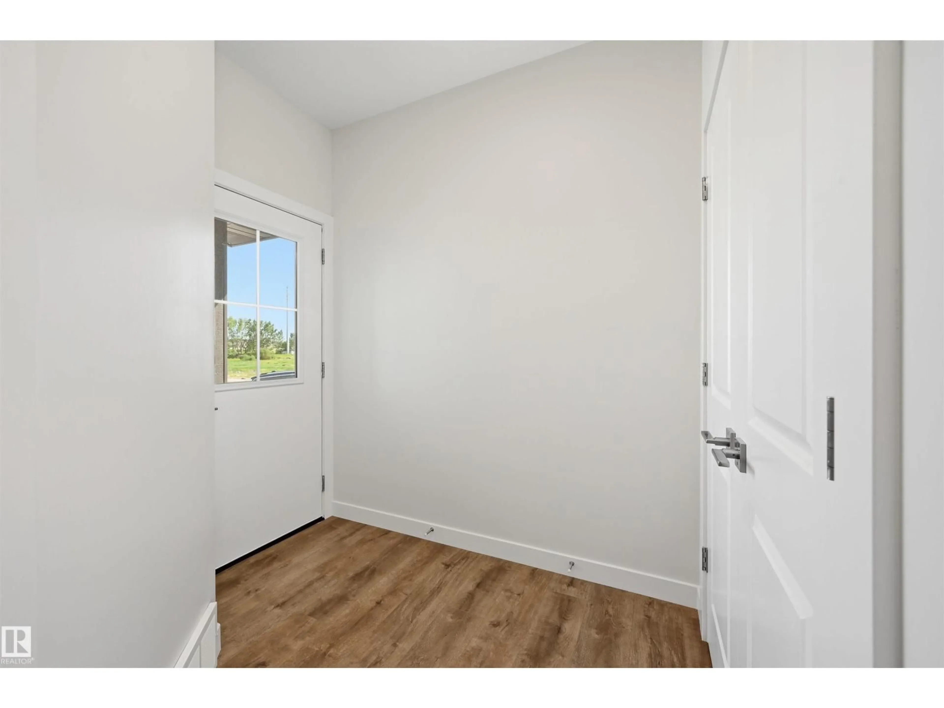 Indoor entryway for 911 18 AV, Edmonton Alberta T6T2X3