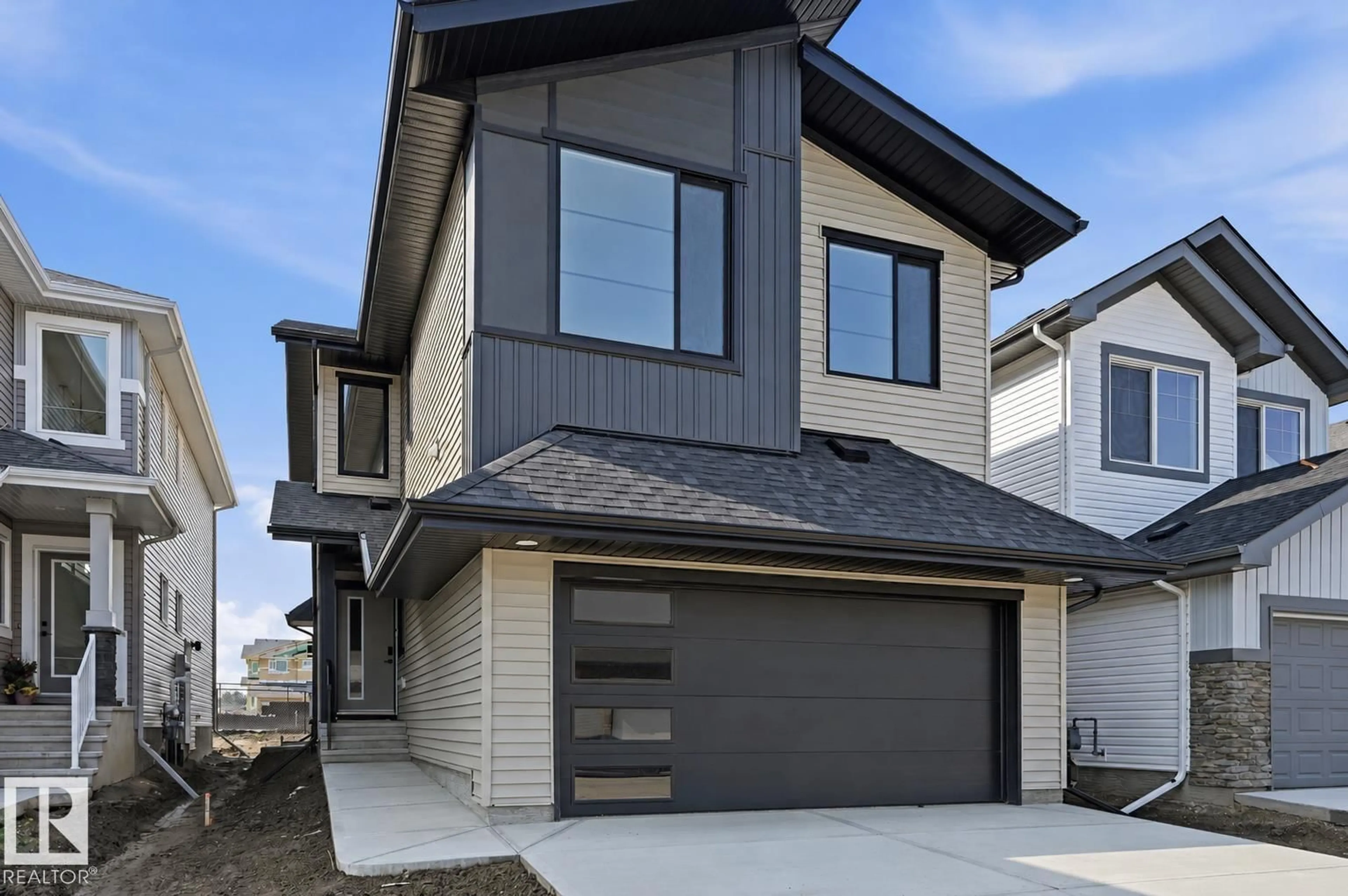 Home with vinyl exterior material, street for 935 18 AV, Edmonton Alberta T6T2X3