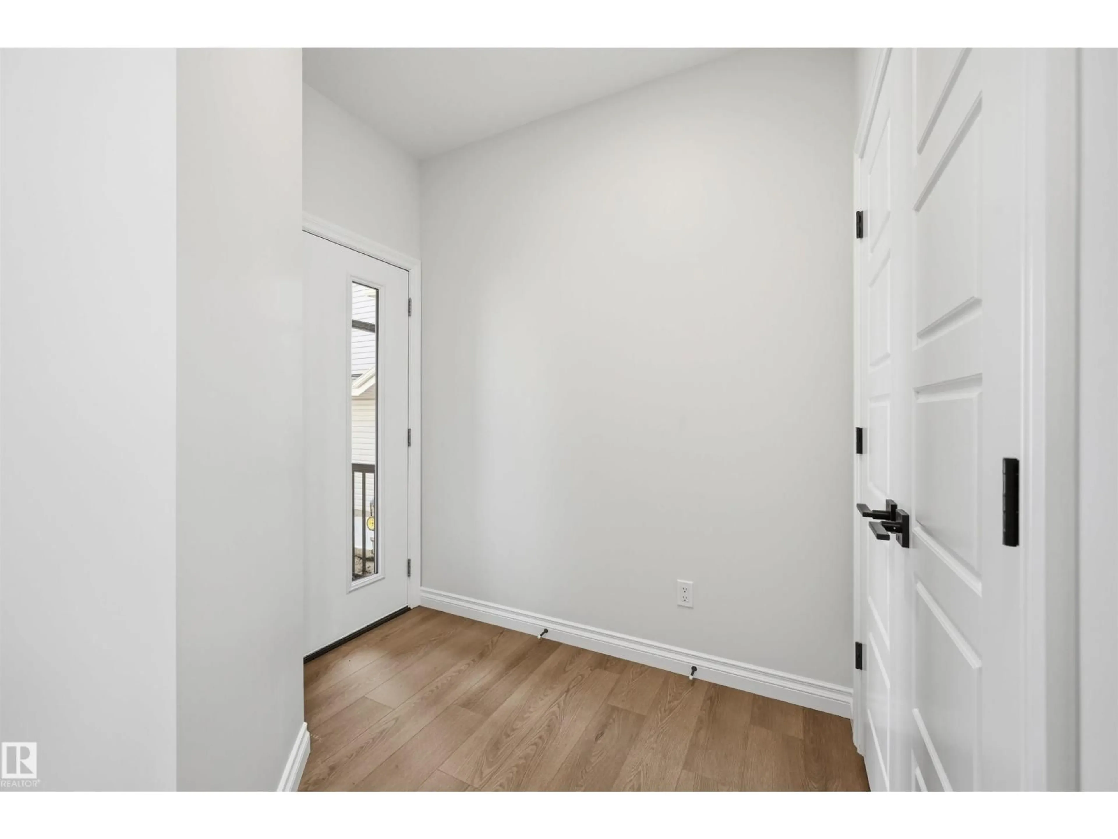 Indoor entryway for 935 18 AV, Edmonton Alberta T6T2X3