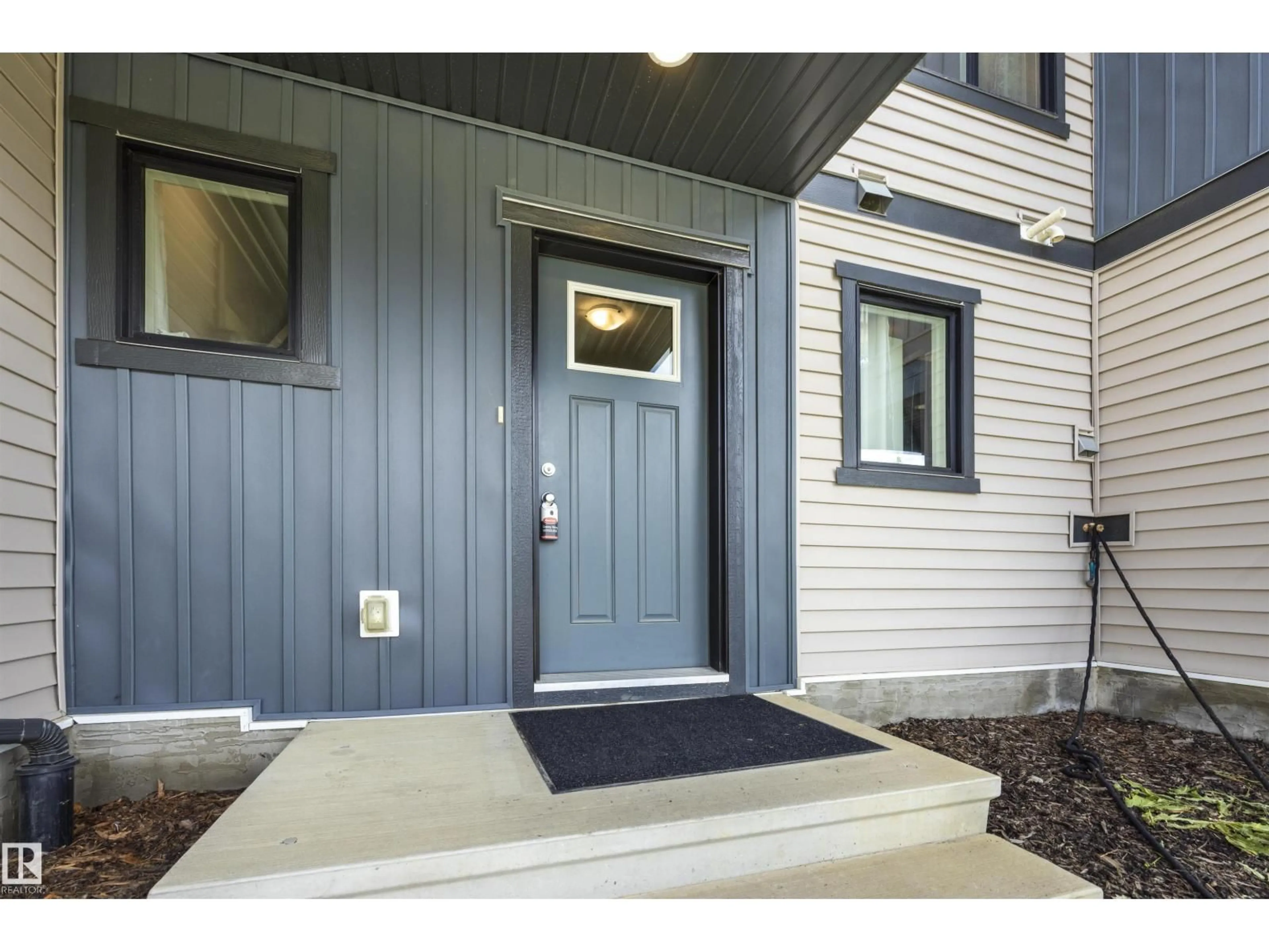 Indoor entryway for 1246 ASTER BV, Edmonton Alberta T6T2N8