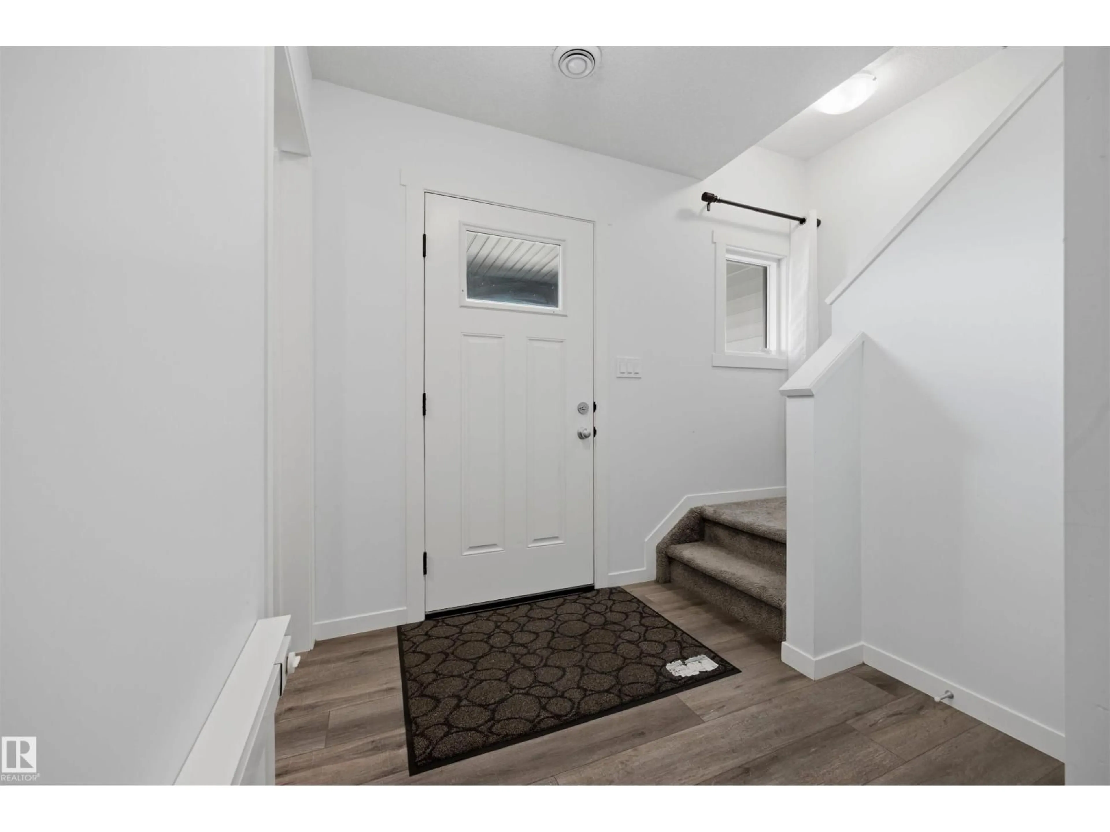 Indoor entryway for 1246 ASTER BV, Edmonton Alberta T6T2N8