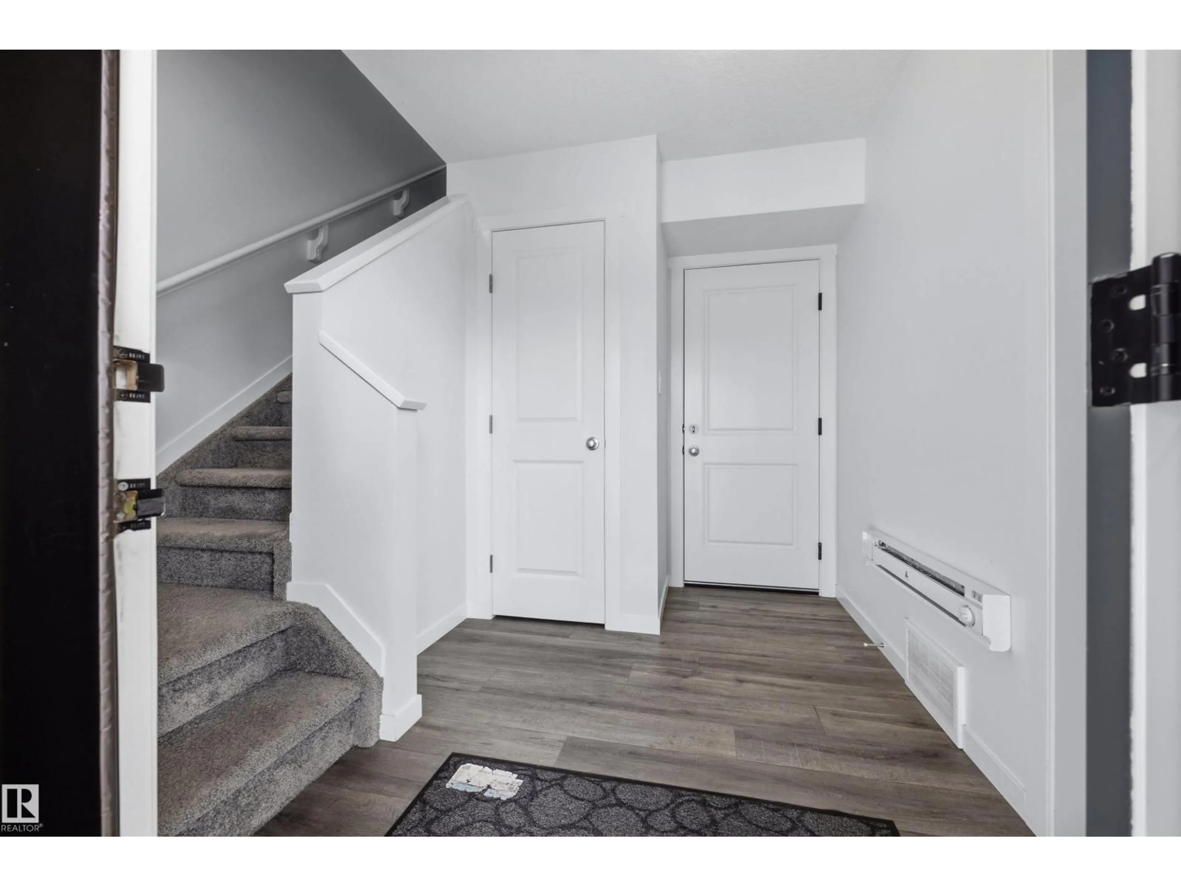 Indoor entryway for 1246 ASTER BV, Edmonton Alberta T6T2N8