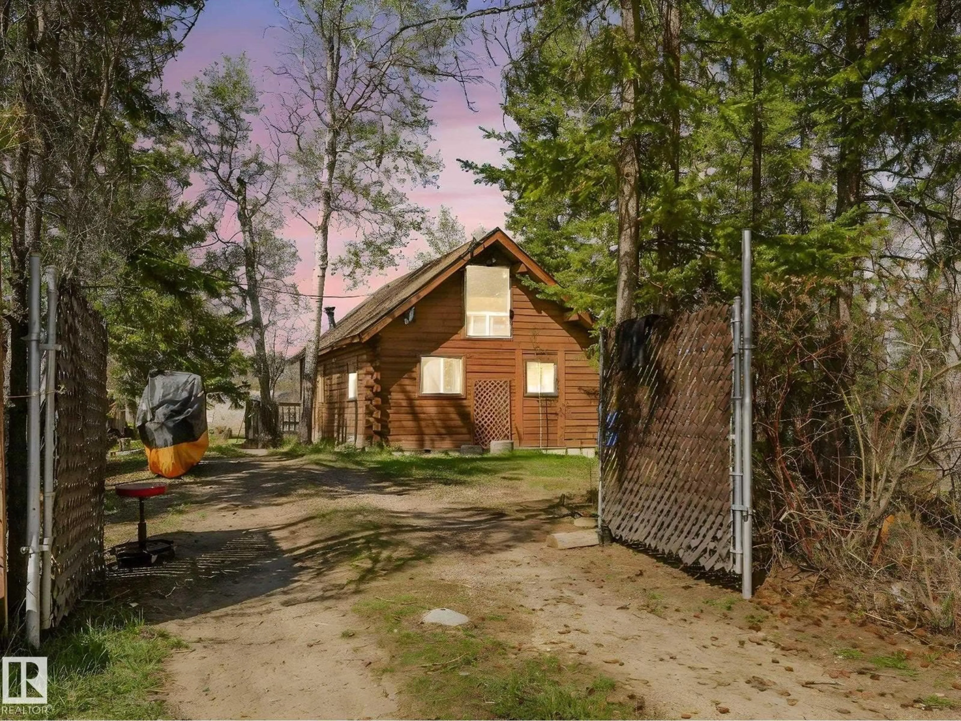 A pic from outside/outdoor area/front of a property/back of a property/a pic from drone, unknown for 722 BLUE HERON DR, Rural Lac Ste. Anne County Alberta T0E1V0